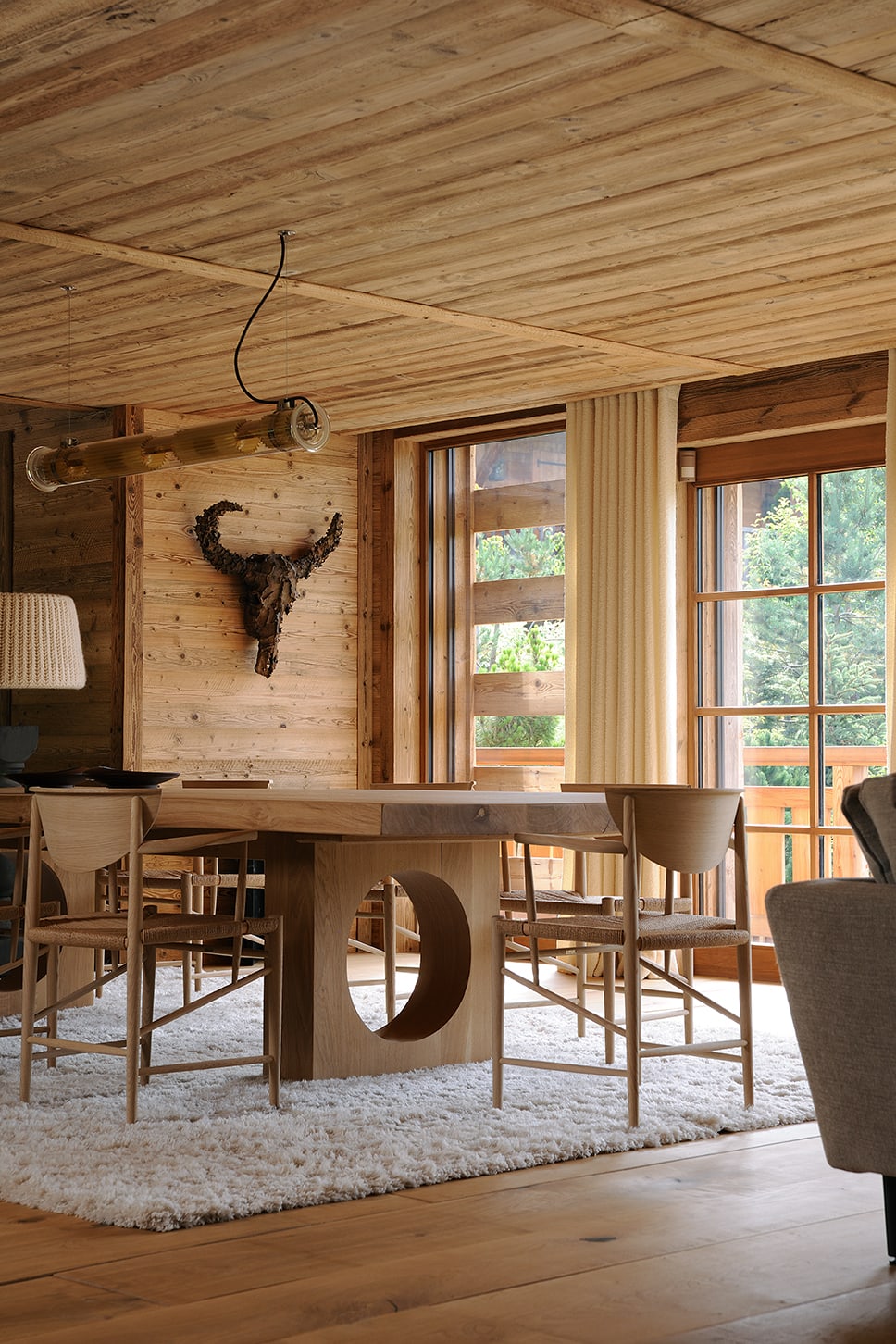 Chalet A Megève Oeuvre en Bronze de Christian Gonzenbach Table dessinée par la Galerie, réalisée par Ets Nouvellement, Sallanches ©Studio_Erik_Saillet Entreprise Générale: Ets Nouvellement, Sallanches