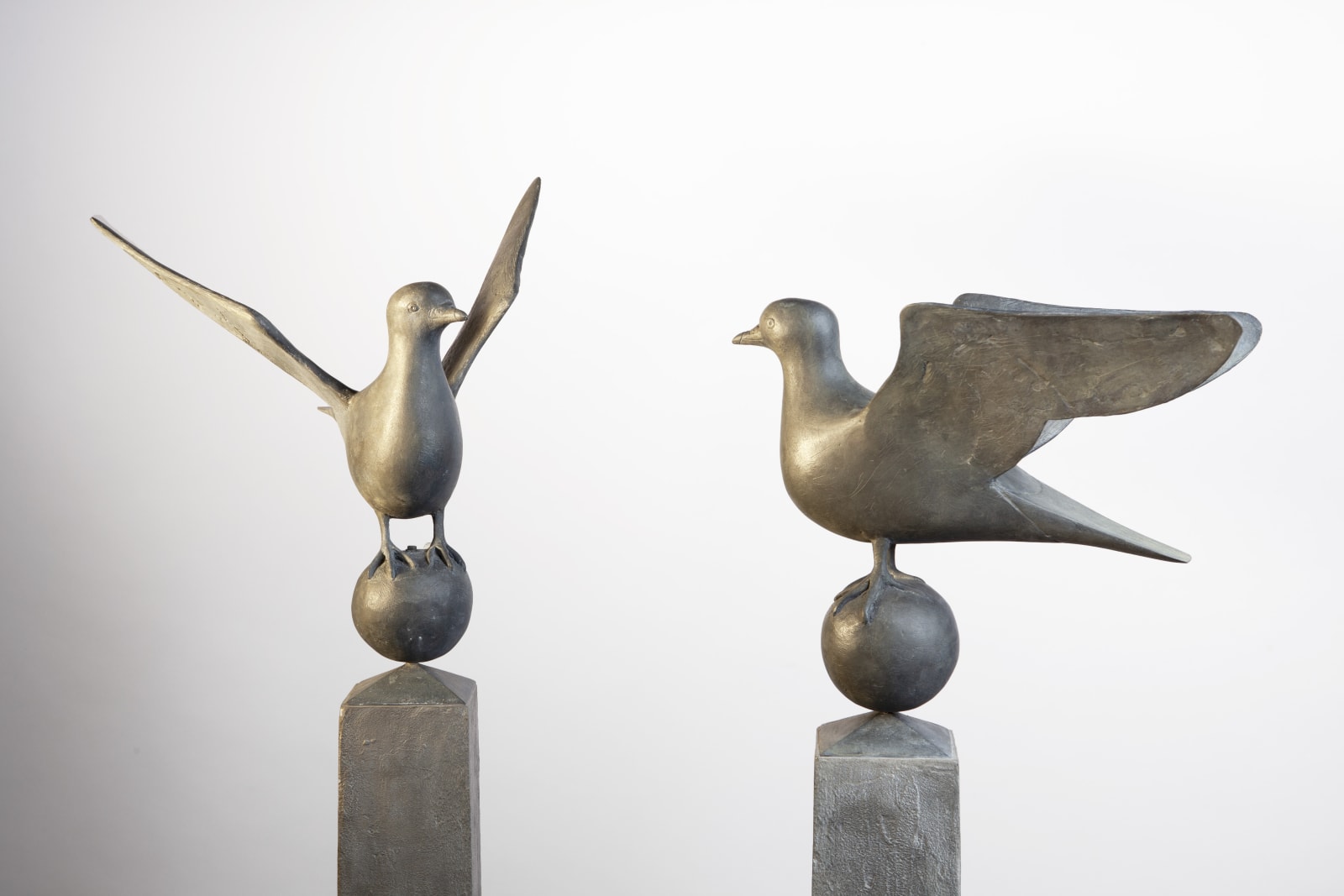 Francois-Xavier Lalanne, Doves (weathervanes) on obelisks, 2007