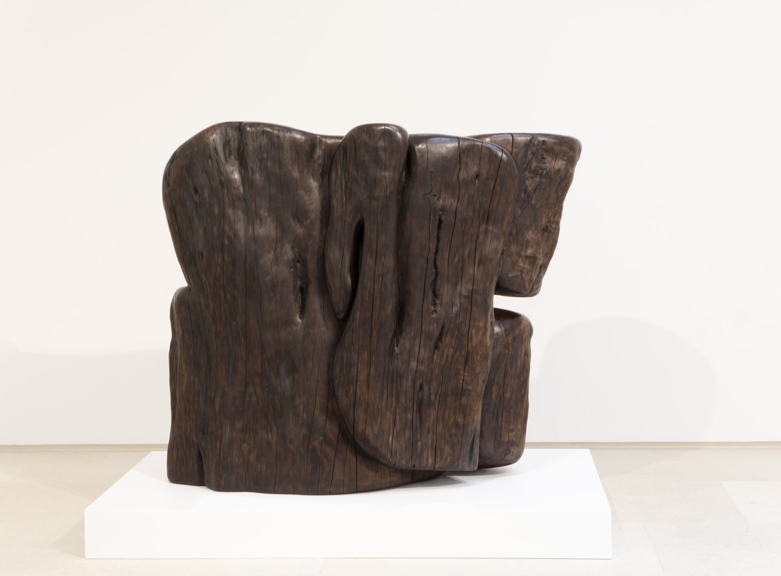Keping Wang Léda et le Cygne, 2019 Wood carving / Cypress 107 x 130 x 60 cm