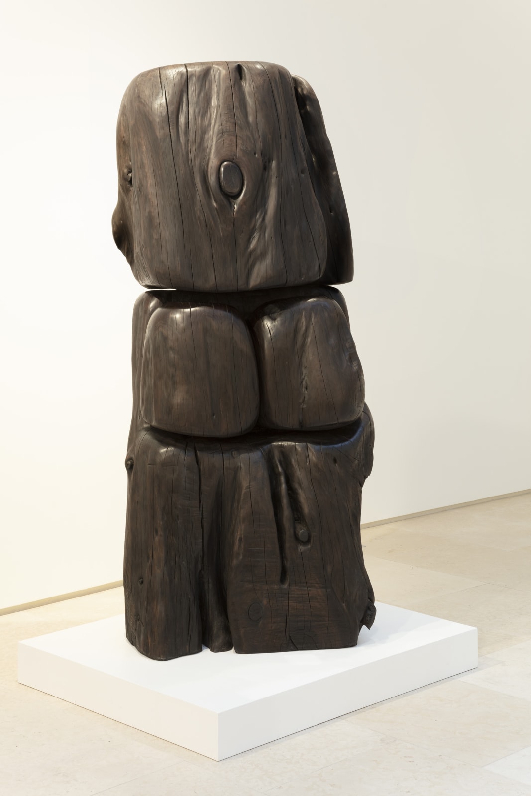 Keping Wang Femme cyclope, 2019 Wood carving / Cypress 193 x 90 x 70 cm