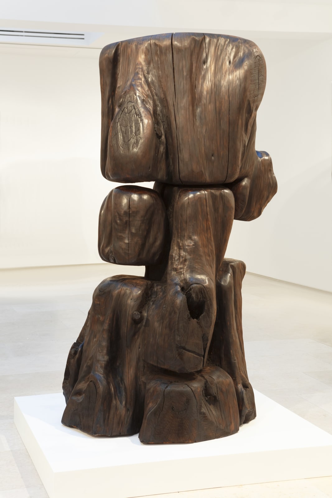 Keping Wang Cybèle à la robe, 2019 Wood carving / Cypress 185 x 100 x 110 cm