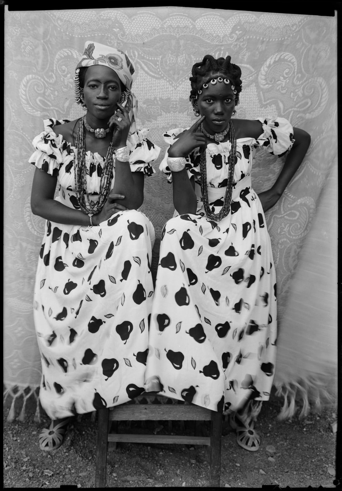 Seydou Keïta Sans titre/ Untitled (03859), 1948-1954 Posthumous Gelatin black and white silver print on cartoline paper 280g 60 x 50 cm (23 5/8 x 19 5/8 in.) Edition of 10 + 2 AP Posthumous Gelatin black and white silver print on cartoline paper 280g back-mounted on Aluminium 1mm 162 x 122 cm (63 25/32 x 48 1/32 in) Edition of 5 + 2 AP