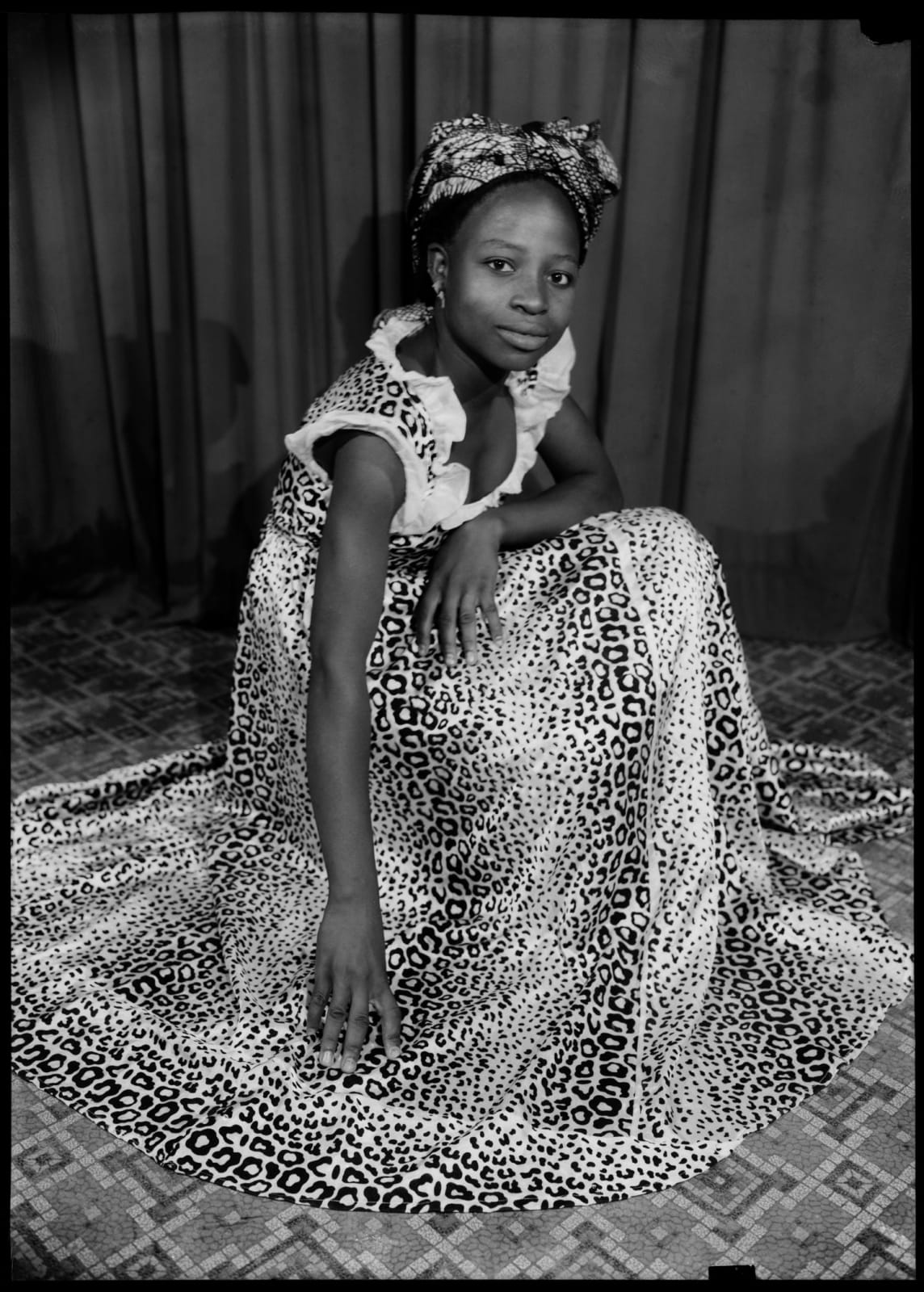 Seydou Keïta Sans titre/ Untitled (05330), 1954-1960 Posthumous Gelatin black and white silver print on cartoline paper 280g 60 x 50 cm (23 5/8 x 19 5/8 in.) Edition of 10 + 2 AP Posthumous Gelatin black and white silver print on cartoline paper 280g back-mounted on Aluminium 1mm 162 x 122 cm (63 25/32 x 48 1/32 in) Edition of 5 + 2 AP
