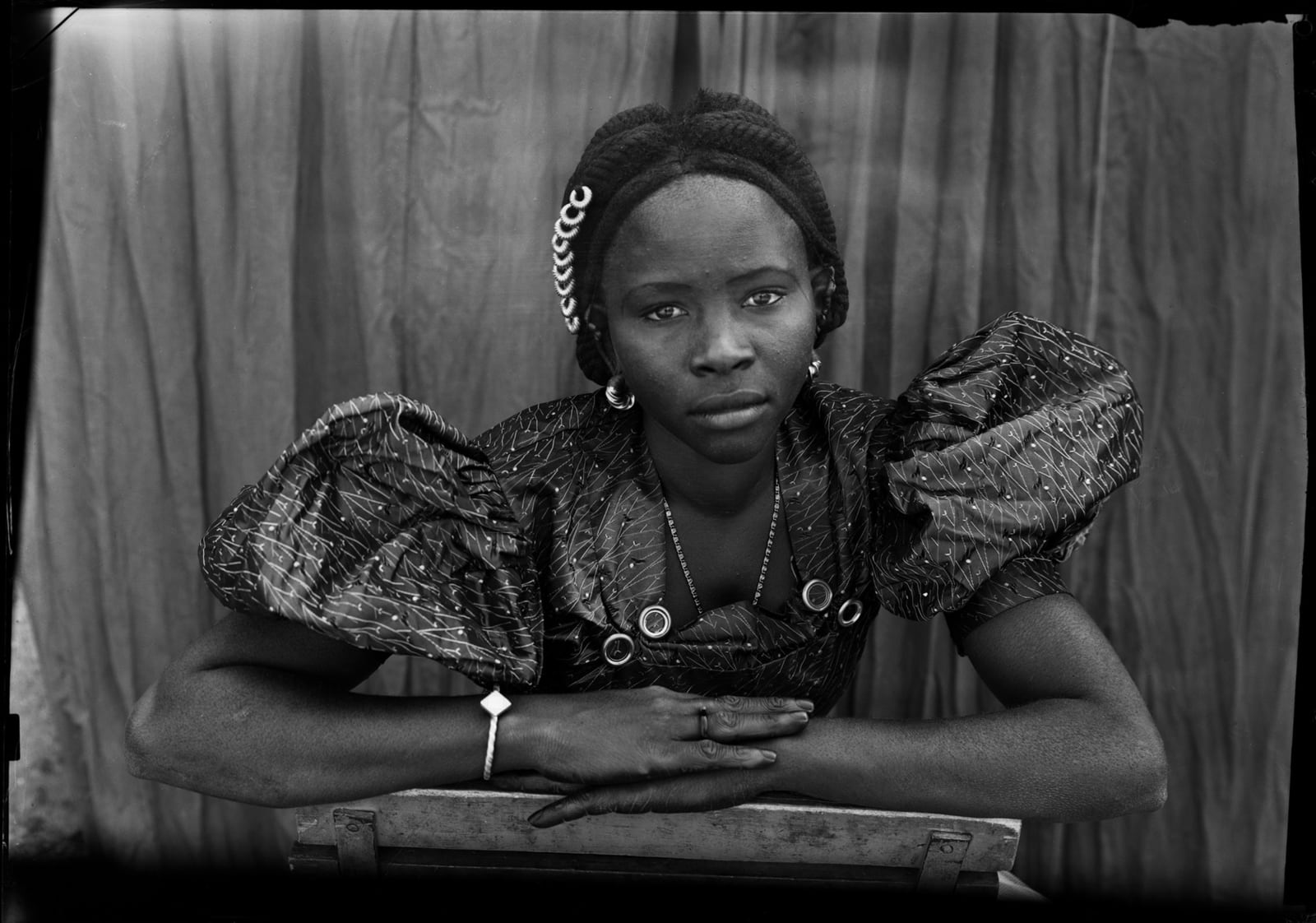 Seydou Keïta Sans titre/ Untitled (06878), 1952-1955 Posthumous Gelatin black and white silver print on cartoline paper 280g 60 x 50 cm (23 5/8 x 19 5/8 in.) Edition of 10 + 2 AP Posthumous Gelatin black and white silver print on cartoline paper 280g back-mounted on Aluminium 1mm 162 x 122 cm (63 25/32 x 48 1/32 in) Edition of 5 + 2 AP