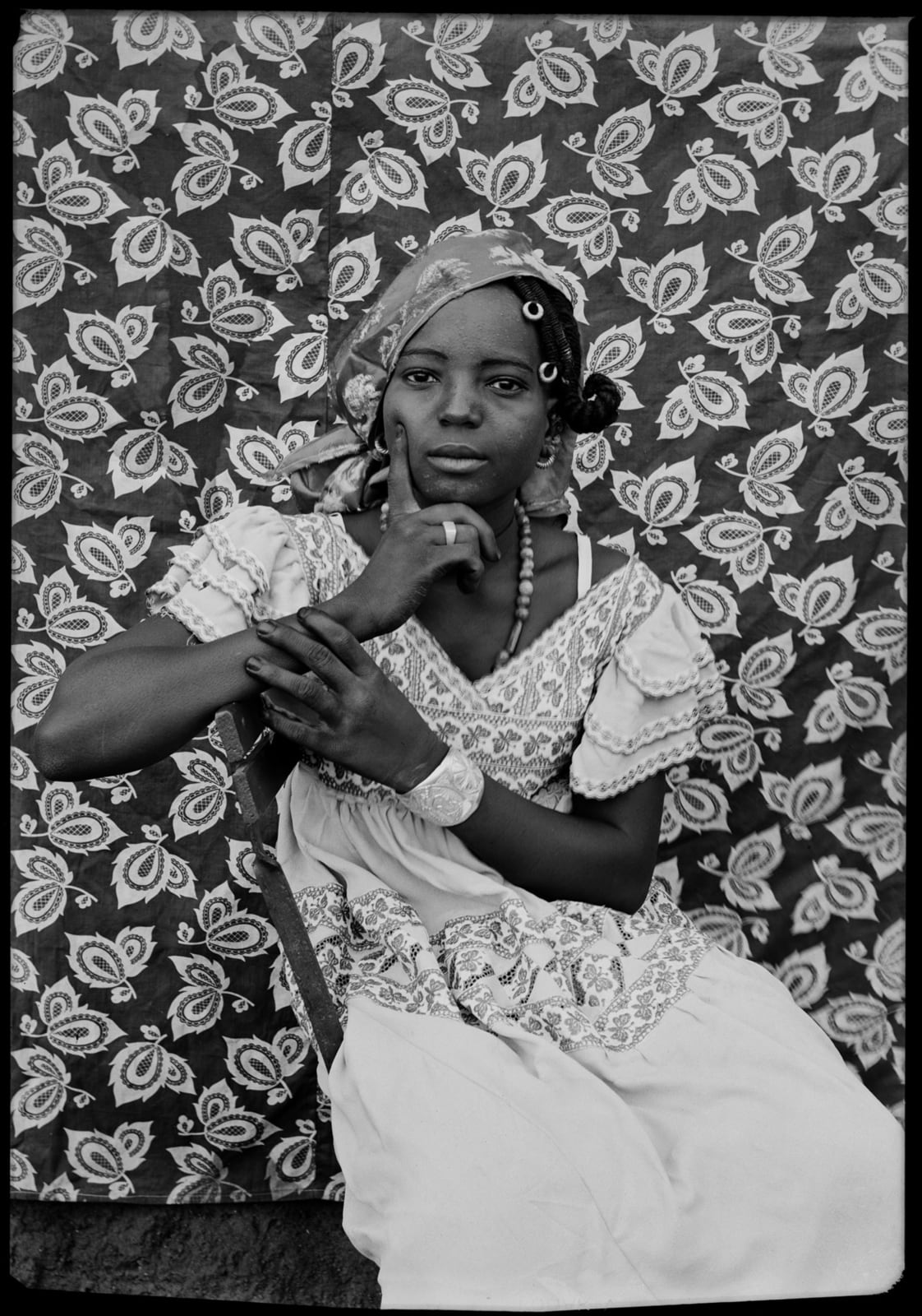 Seydou Keïta Sans titre/ Untitled (00126-MA.KE.001 ) , 1956-1959 Posthumous Gelatin black and white silver print on cartoline paper 280g 60 x 50 cm (23 5/8 x 19 5/8 in.) Edition of 10 + 2 AP Posthumous Gelatin black and white silver print on cartoline paper 280g back-mounted on Aluminium 1mm 162 x 122 cm (63 25/32 x 48 1/32 in) Edition of 5 + 2 AP