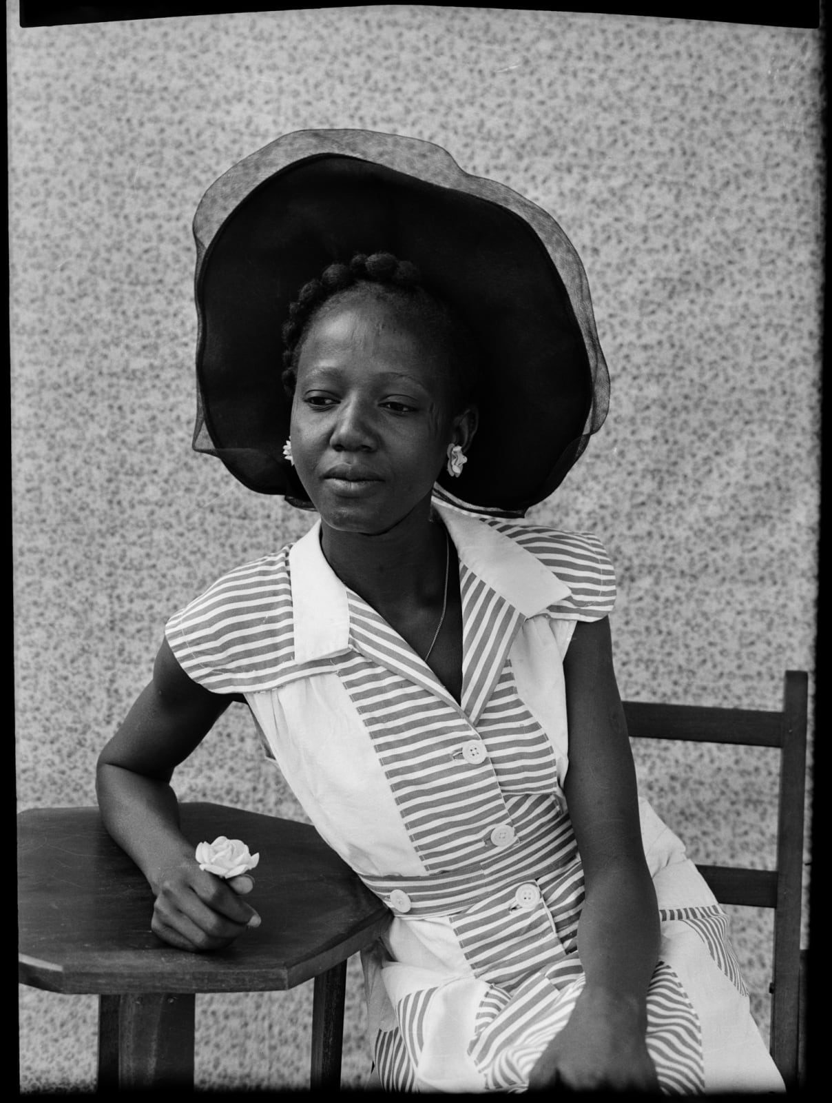 Seydou Keïta Sans titre/ Untitled (00015-MA.KE.025), 1959 Posthumous Gelatin black and white silver print on cartoline paper 280g 60 x 50 cm (23 5/8 x 19 5/8 in.) Edition of 10 + 2 AP Posthumous Gelatin black and white silver print on cartoline paper 280g back-mounted on Aluminium 1mm 162 x 122 cm (63 25/32 x 48 1/32 in) Edition of 5 + 2 AP