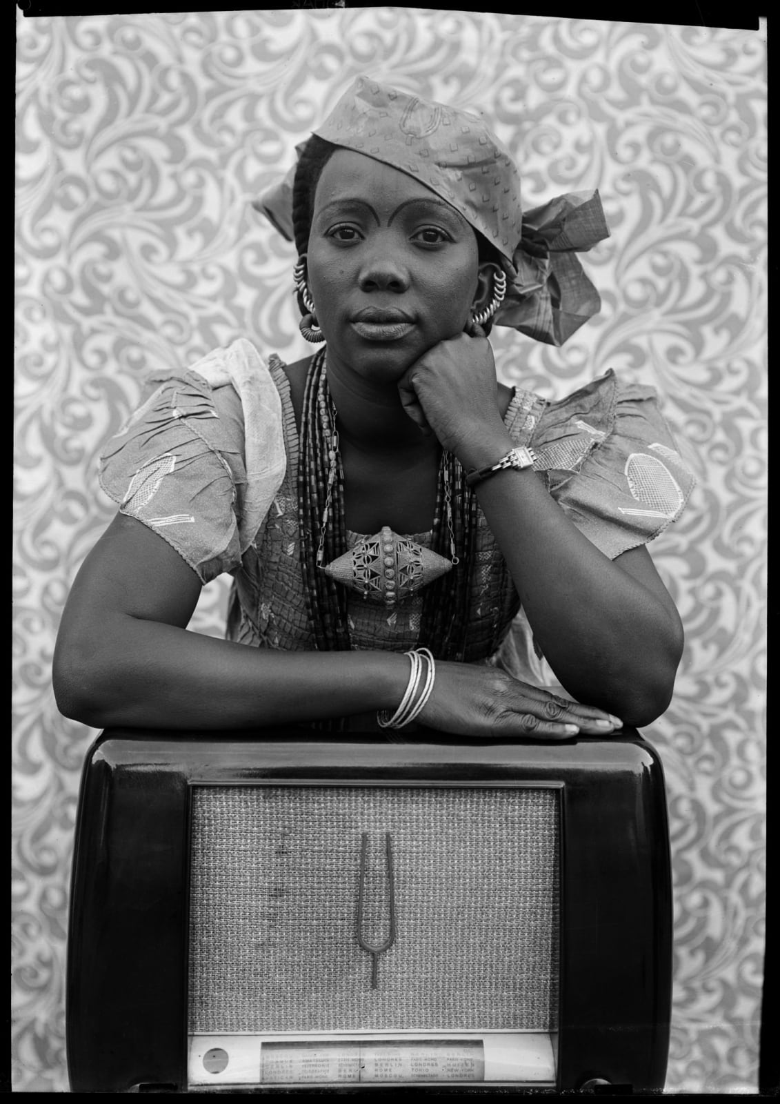 Seydou Keïta Sans titre/ Untitled (00107-MA.KE.046), 1956-1957 Posthumous Gelatin black and white silver print on cartoline paper 280g 60 x 50 cm (23 5/8 x 19 5/8 in.) Edition of 10 + 2 AP Posthumous Gelatin black and white silver print on cartoline paper 280g back-mounted on Aluminium 1mm 162 x 122 cm (63 25/32 x 48 1/32 in) Edition of 5 + 2 AP