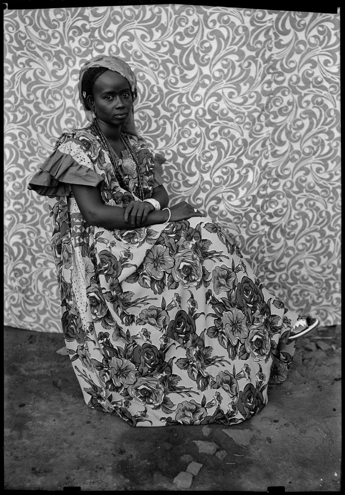 Seydou Keïta Sans titre/ Untitled (00128-MA.KE.229), 1953-1957 Posthumous Gelatin black and white silver print on cartoline paper 280g 60 x 50 cm (23 5/8 x 19 5/8 in.) Edition of 10 + 2 AP Posthumous Gelatin black and white silver print on cartoline paper 280g back-mounted on Aluminium 1mm 162 x 122 cm (63 25/32 x 48 1/32 in) Edition of 5 + 2 AP