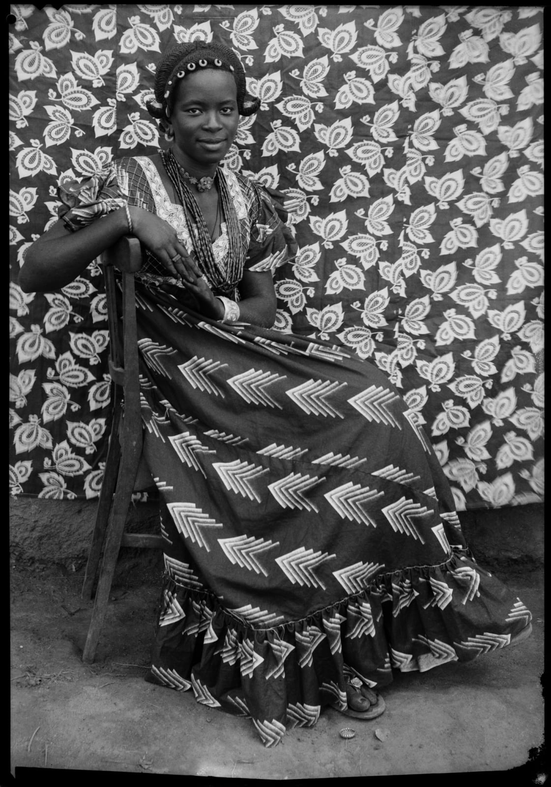 Seydou Keïta Sans titre/ Untitled (00111-MA.KE.278), 1959 Posthumous Gelatin black and white silver print on cartoline paper 280g 60 x 50 cm (23 5/8 x 19 5/8 in.) Edition of 10 + 2 AP Posthumous Gelatin black and white silver print on cartoline paper 280g back-mounted on Aluminium 1mm 162 x 122 cm (63 25/32 x 48 1/32 in) Edition of 5 + 2 AP