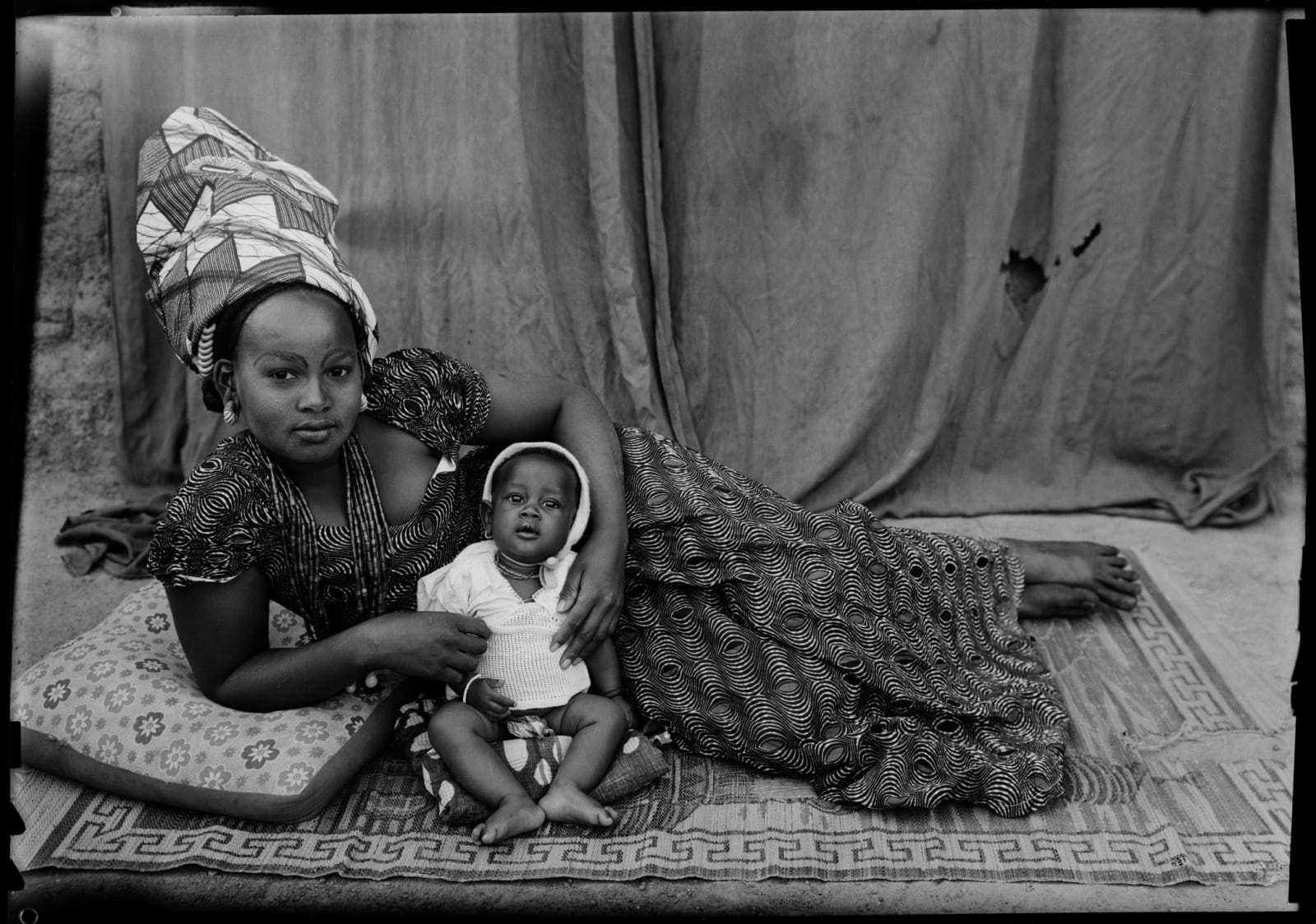 Seydou Keïta Sans titre/ Untitled (01052-MA.KE.308), 1952-1955 Posthumous Gelatin black and white silver print on cartoline paper 280g 60 x 50 cm (23 5/8 x 19 5/8 in.) Edition of 10 + 2 AP Posthumous Gelatin black and white silver print on cartoline paper 280g back-mounted on Aluminium 1mm 162 x 122 cm (63 25/32 x 48 1/32 in) Edition of 5 + 2 AP