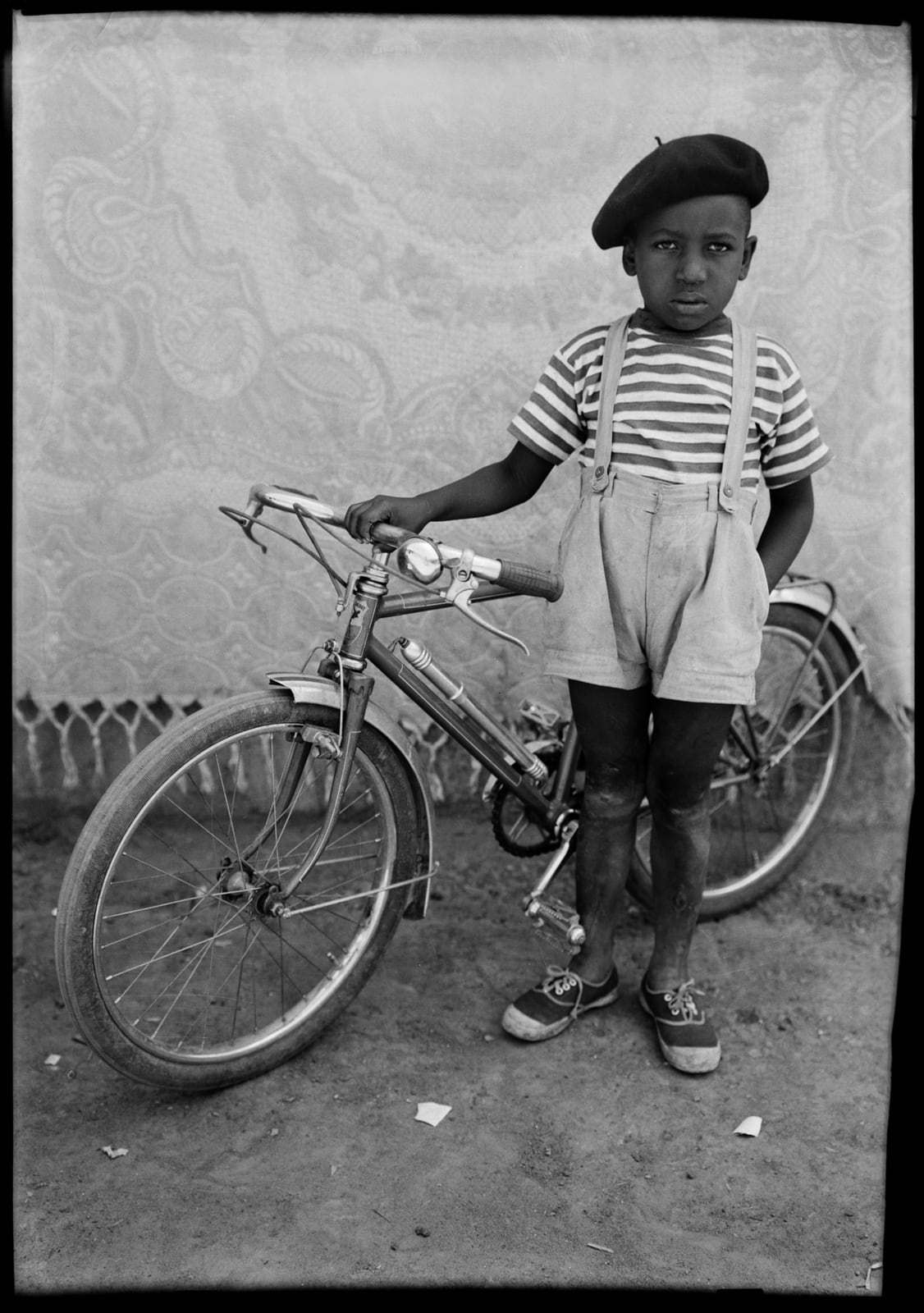 Seydou Keïta Sans titre/ Untitled (02424-MA.KE.319), 1948-1954 Posthumous Gelatin black and white silver print on cartoline paper 280g 60 x 50 cm (23 5/8 x 19 5/8 in.) Edition of 10 + 2 AP Posthumous Gelatin black and white silver print on cartoline paper 280g back-mounted on Aluminium 1mm 162 x 122 cm (63 25/32 x 48 1/32 in) Edition of 5 + 2 AP