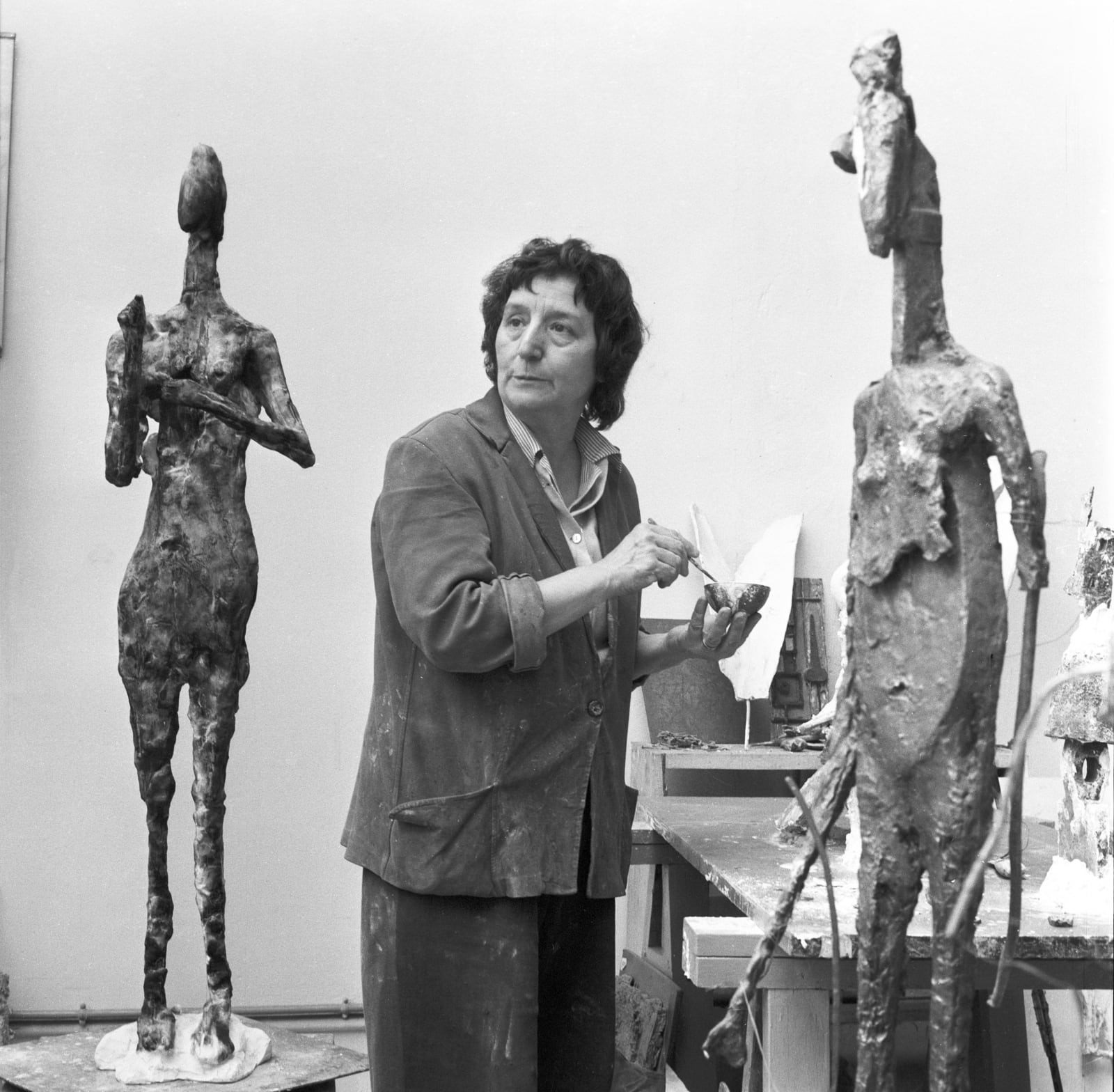 Agnès Varda, Germaine Richier dans son atelier avec Le Grain (1955) et ...