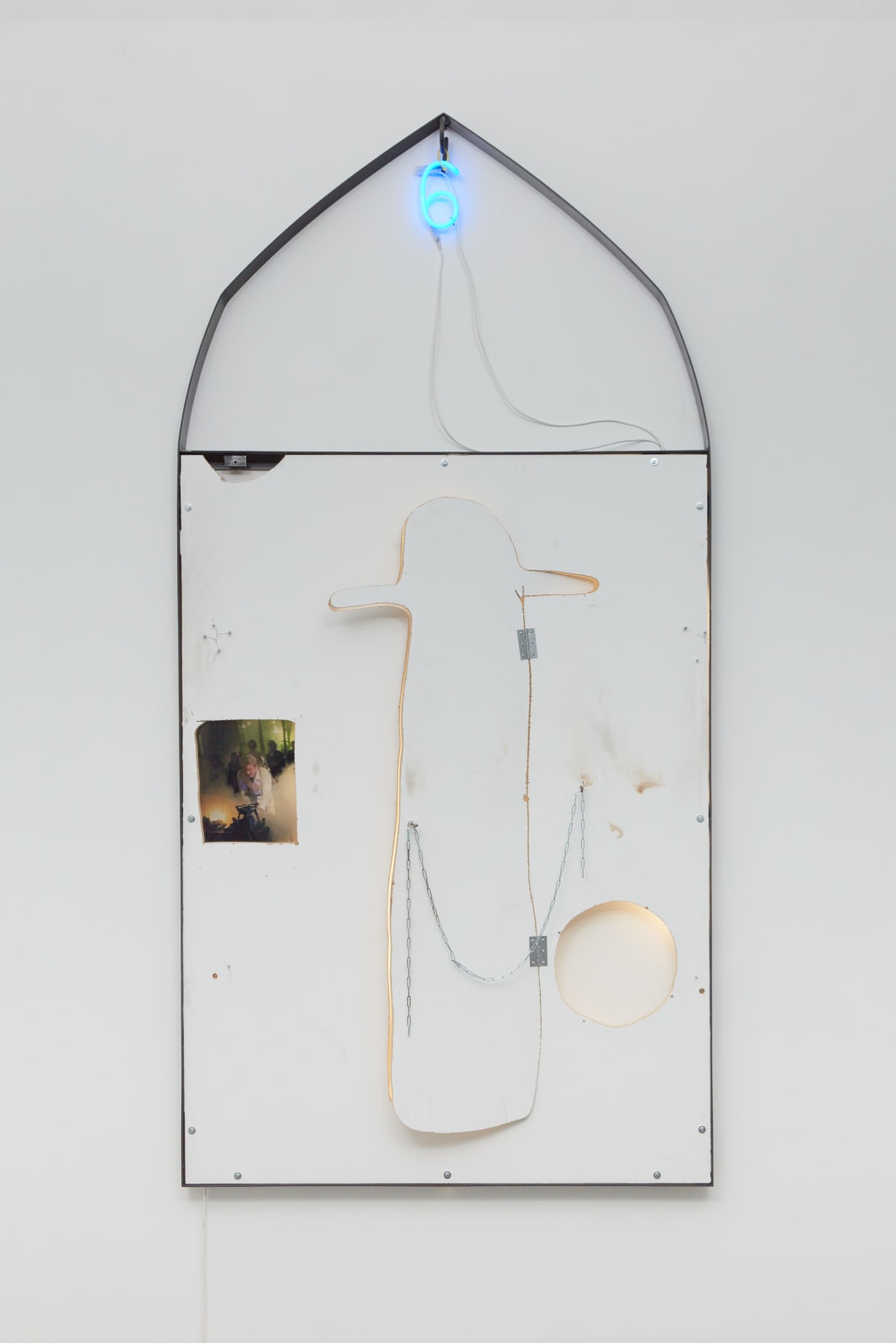 Joris Van De Moortel, if 9 turned into 6 (i don’t mind) le fou du trou (door for a hat head), 2021