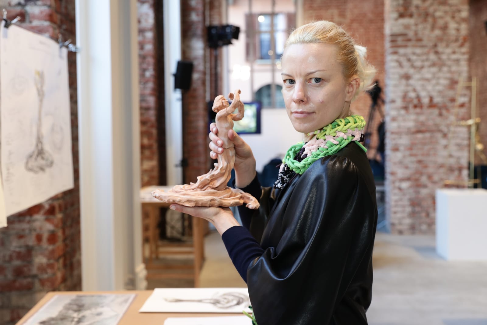Sissi with the project of "Sguardo fisico" the sculpture dedicated to Margherita Hack at Casa degli Artisti, Milan. Credits ImagoEconomica | Courtesy of Deloitte Foundation © Maggiore g.a.m.