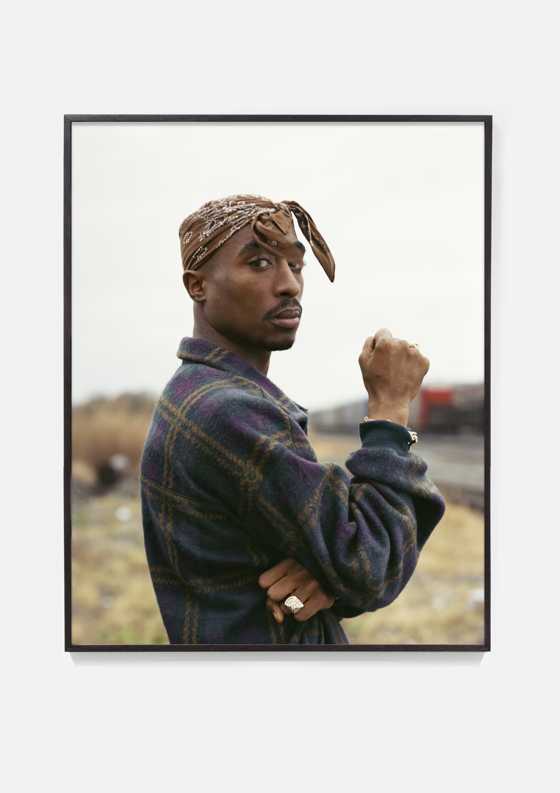 Dana Lixenberg Tupac Shakur, 1993 (II), 2019 Archival pigment print mounted on aluminum, maple frame, museum glass Print size: 100 x 78.5 cm | 39 3/8 x 30 7/8 in Frame size: 102 x 81 cm | 40 1/8 x 31 7/8 in Edition of 10 plus 2 artist's proofs (#1/10)
