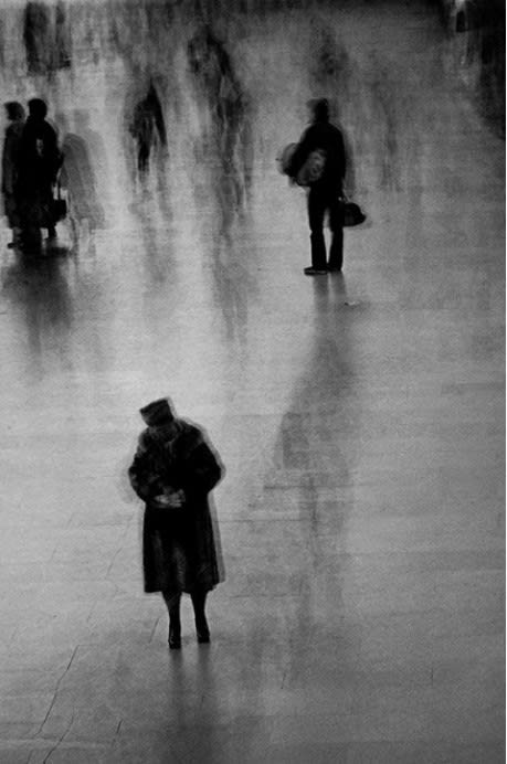Magnum, Erich Hartmann, Hurrying travellers in Grand Central Station, 1979
