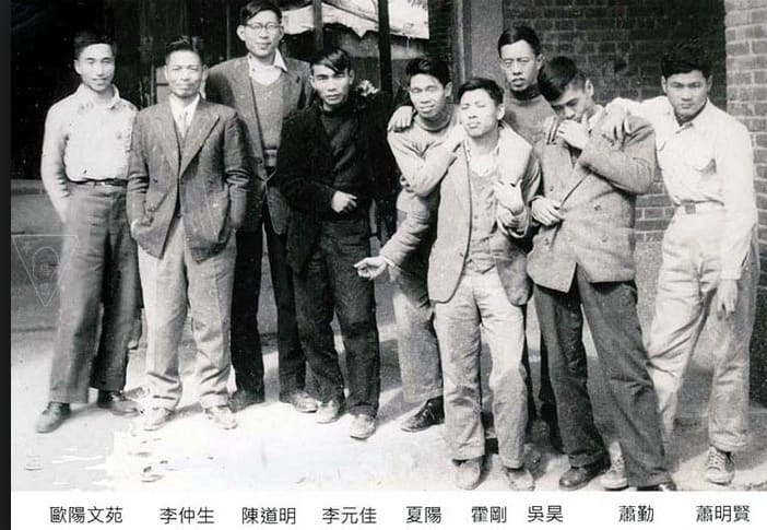 Members of the Ton-Fan Art Group with Li Chun-shan (From the left: Ouyang Wen-yuan, Li Chun-shan, Chen Tao-ming, Li Yuan-chia, Hsia Yan, Ho Kan, Wu Hao, Hsiao Chin, and Hsiao Ming-hsien) 東方畫會成員與李仲生老師 (由左至右分別為:歐陽文苑、李仲生、陳道明、李元佳、夏陽、霍剛、吳昊、蕭勤、蕭明賢)