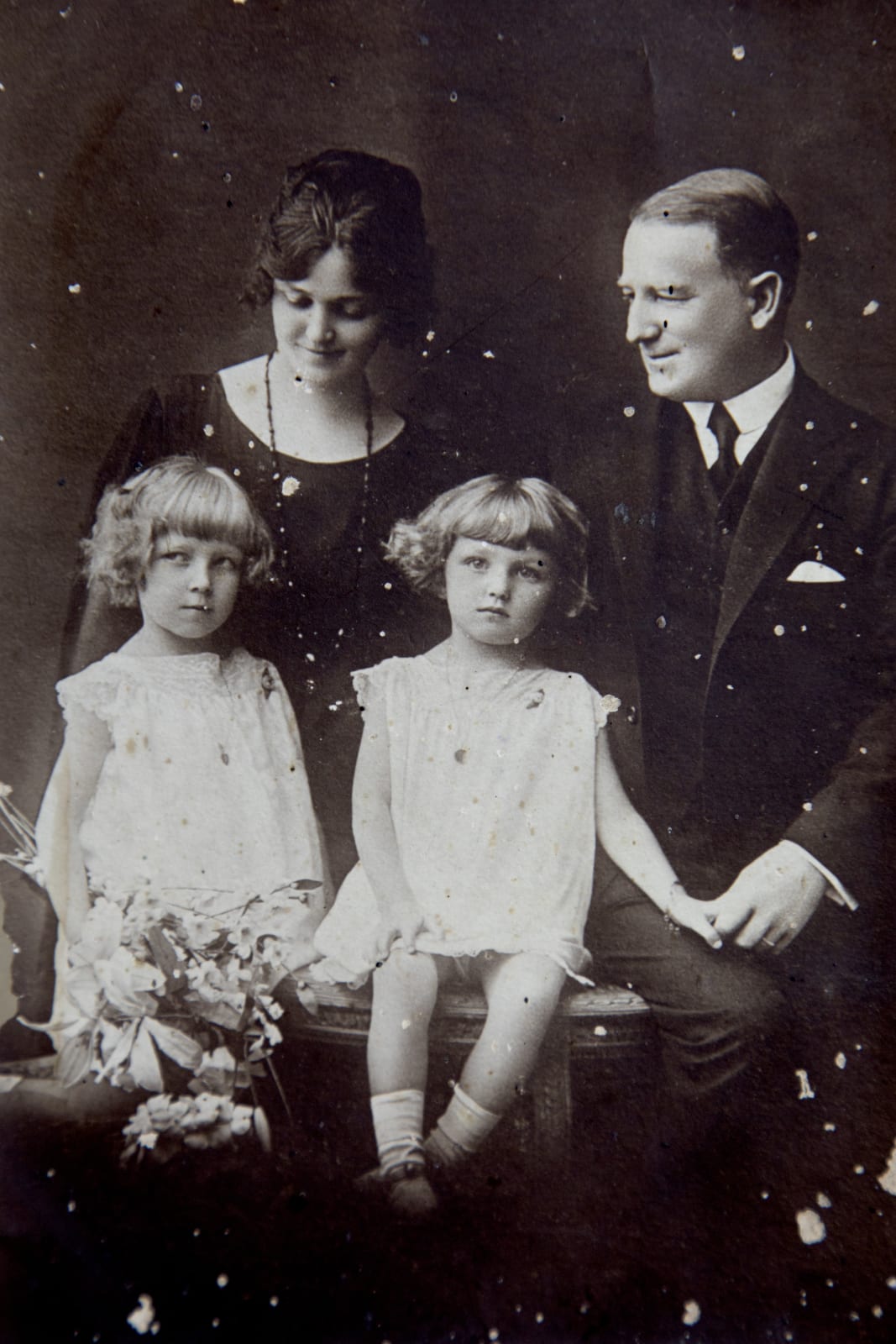 Ides Kihlen with her father Enrique Kihlen, mother Clelia Brunet, and sister Olga (Titi).