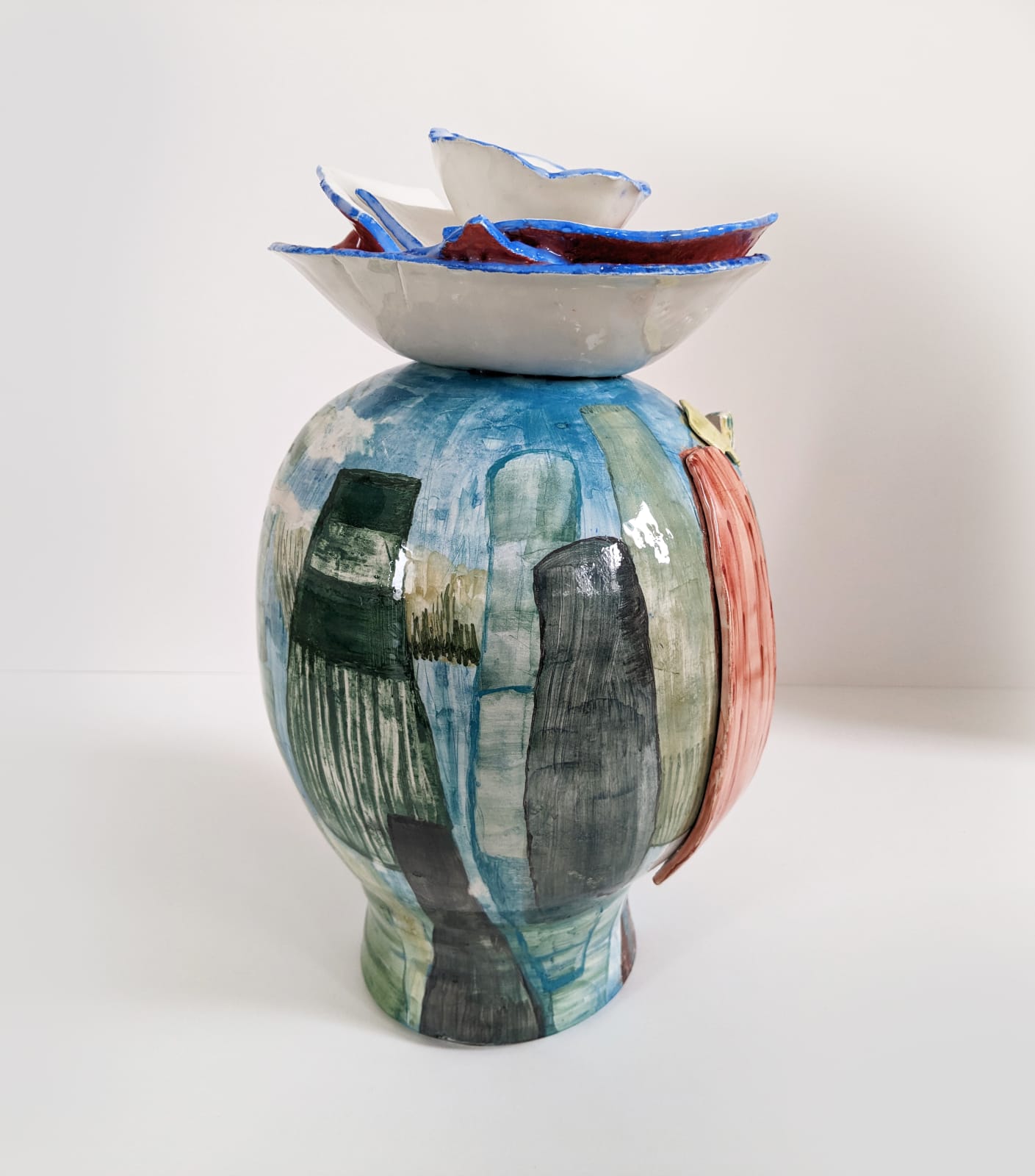 Montserrat Gómez-Osuna, cabeza con platos, 2022