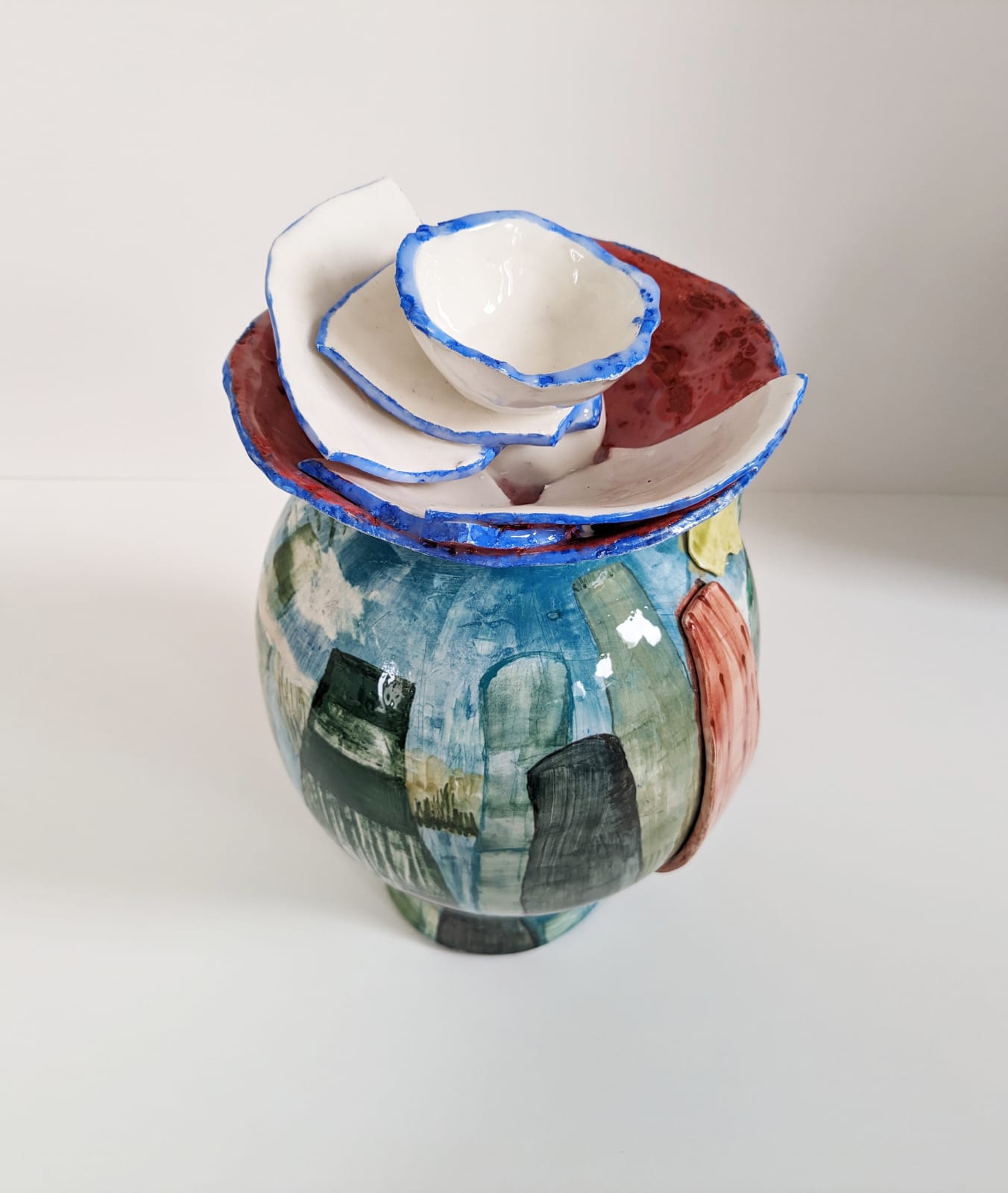 Montserrat Gómez-Osuna, cabeza con platos, 2022