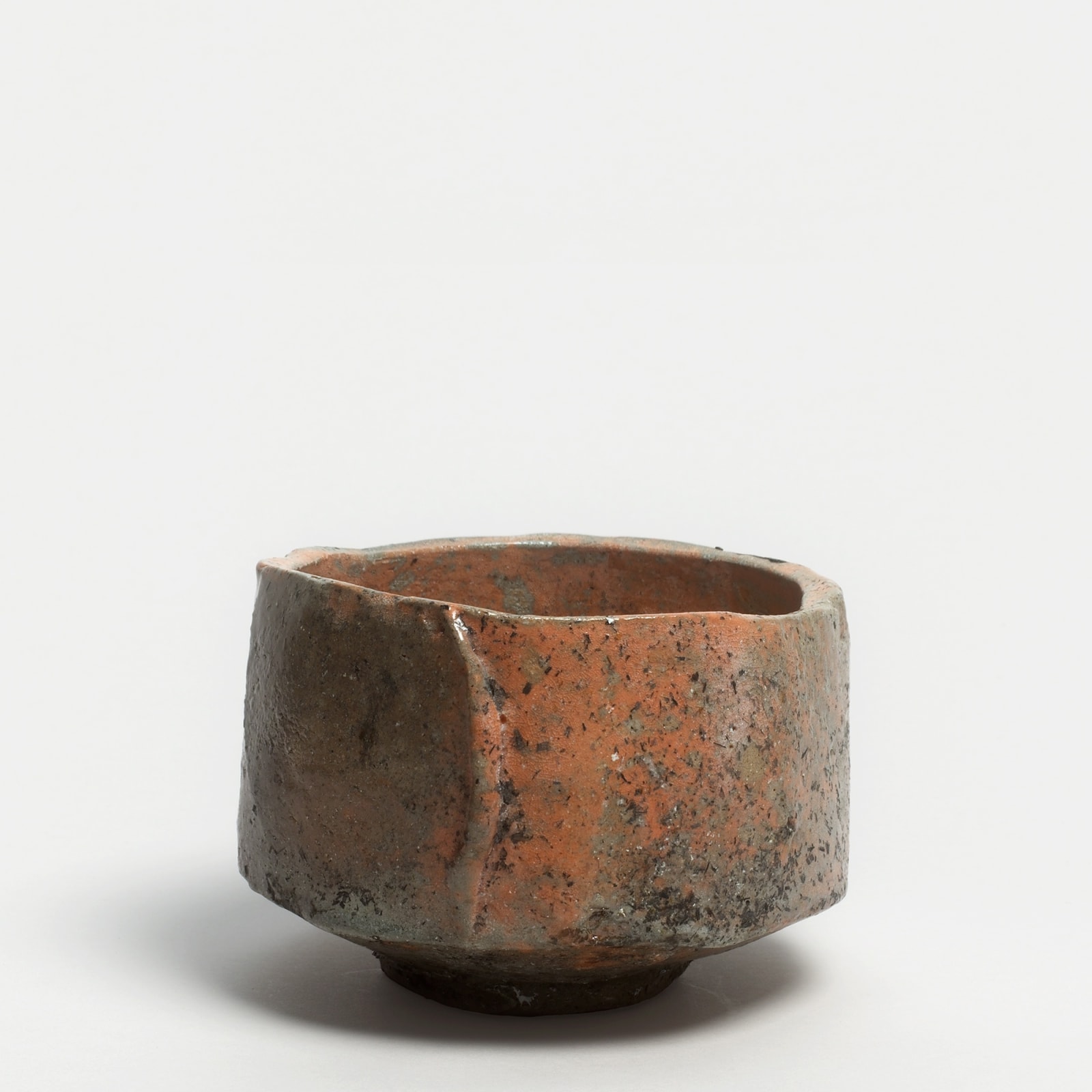 Kei Tanimoto, #020163  Bemalte rote Raku Teeschale (iga aka-raku tetsue chawan), Iga-Typ, 2013