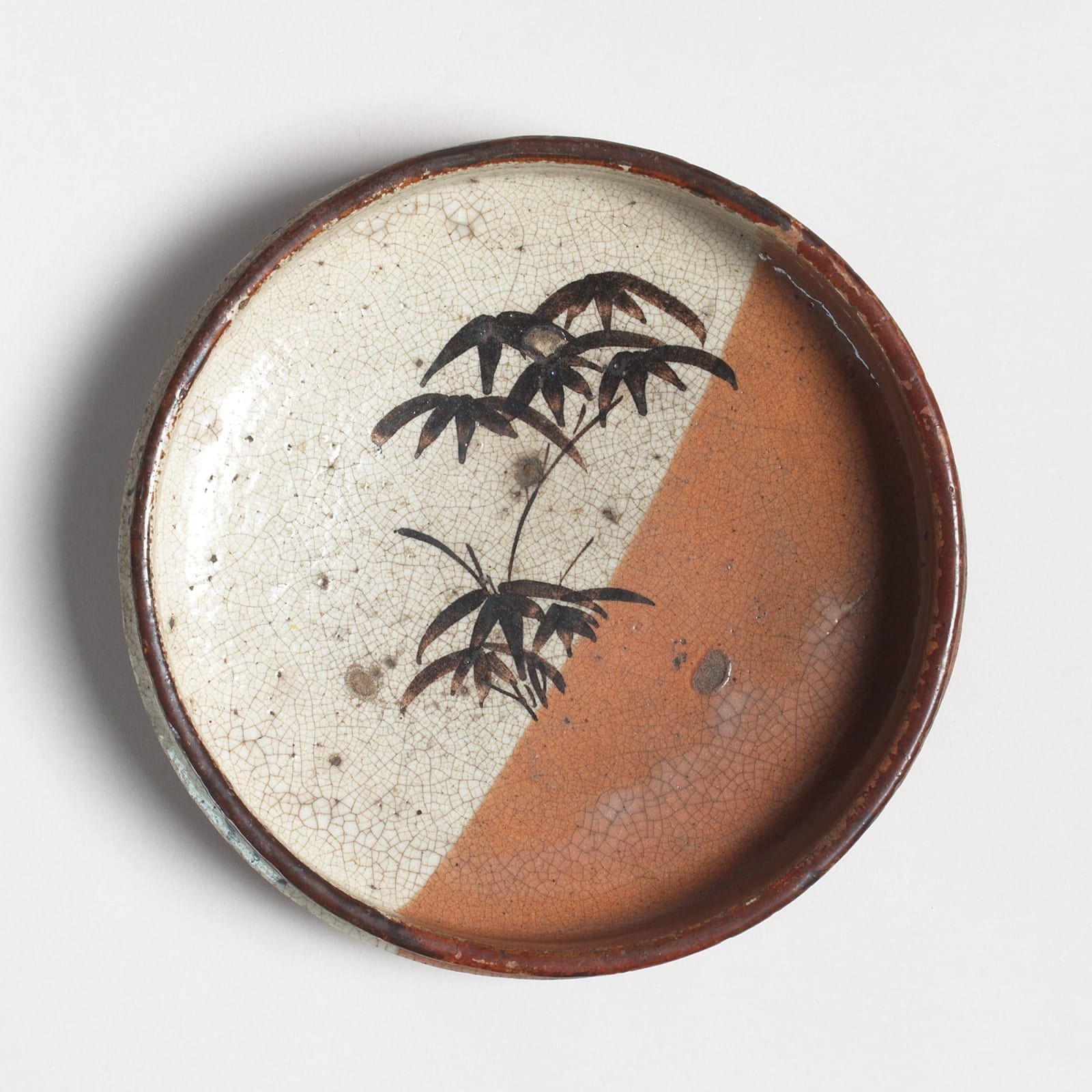 Keramik, #012980  Flache Schale auf niedrigem Fuß, 2. Hälfte Edo-Zeit (1615-1868)