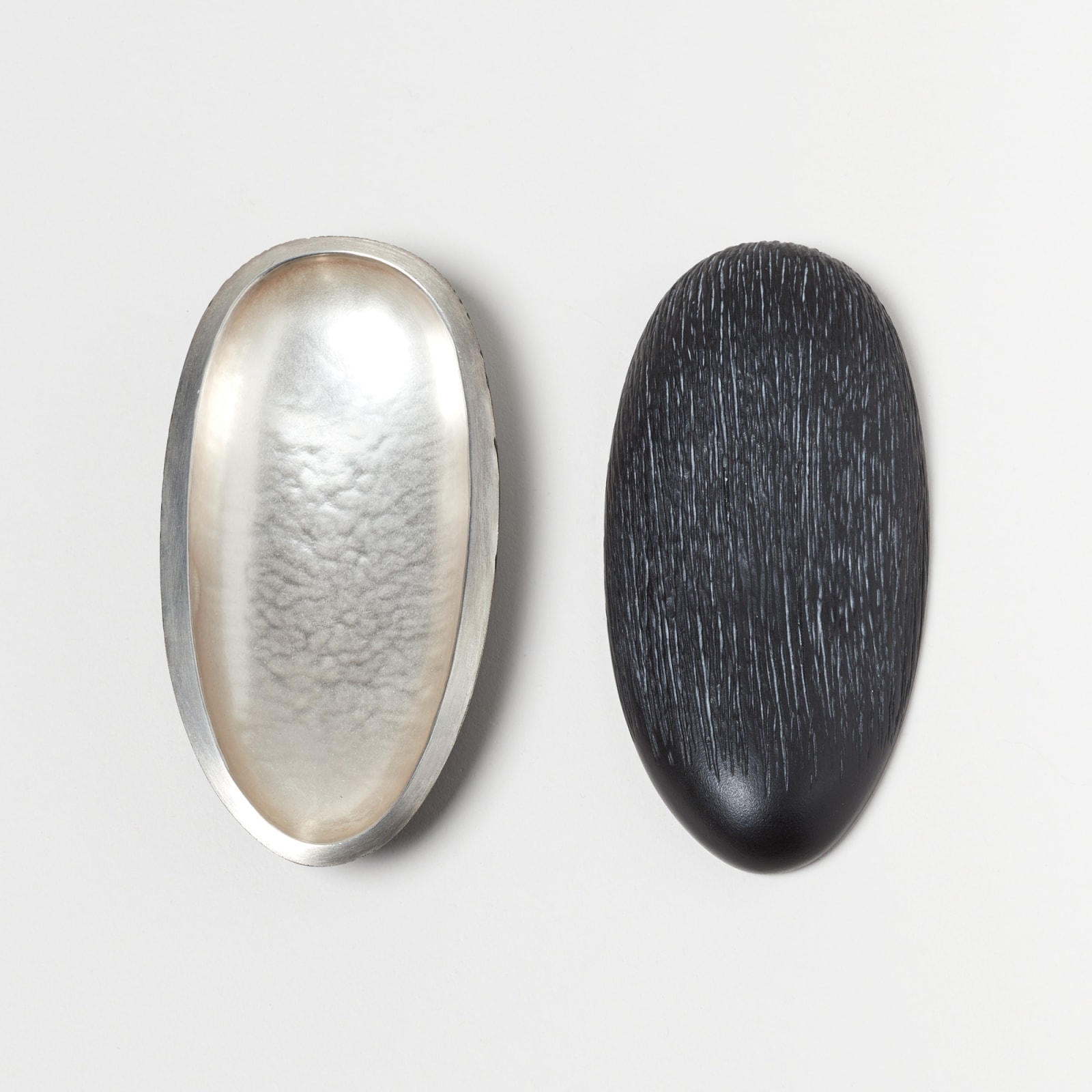 Andreas Caderas, #011192  Dose in der Form eines Steins, 2001