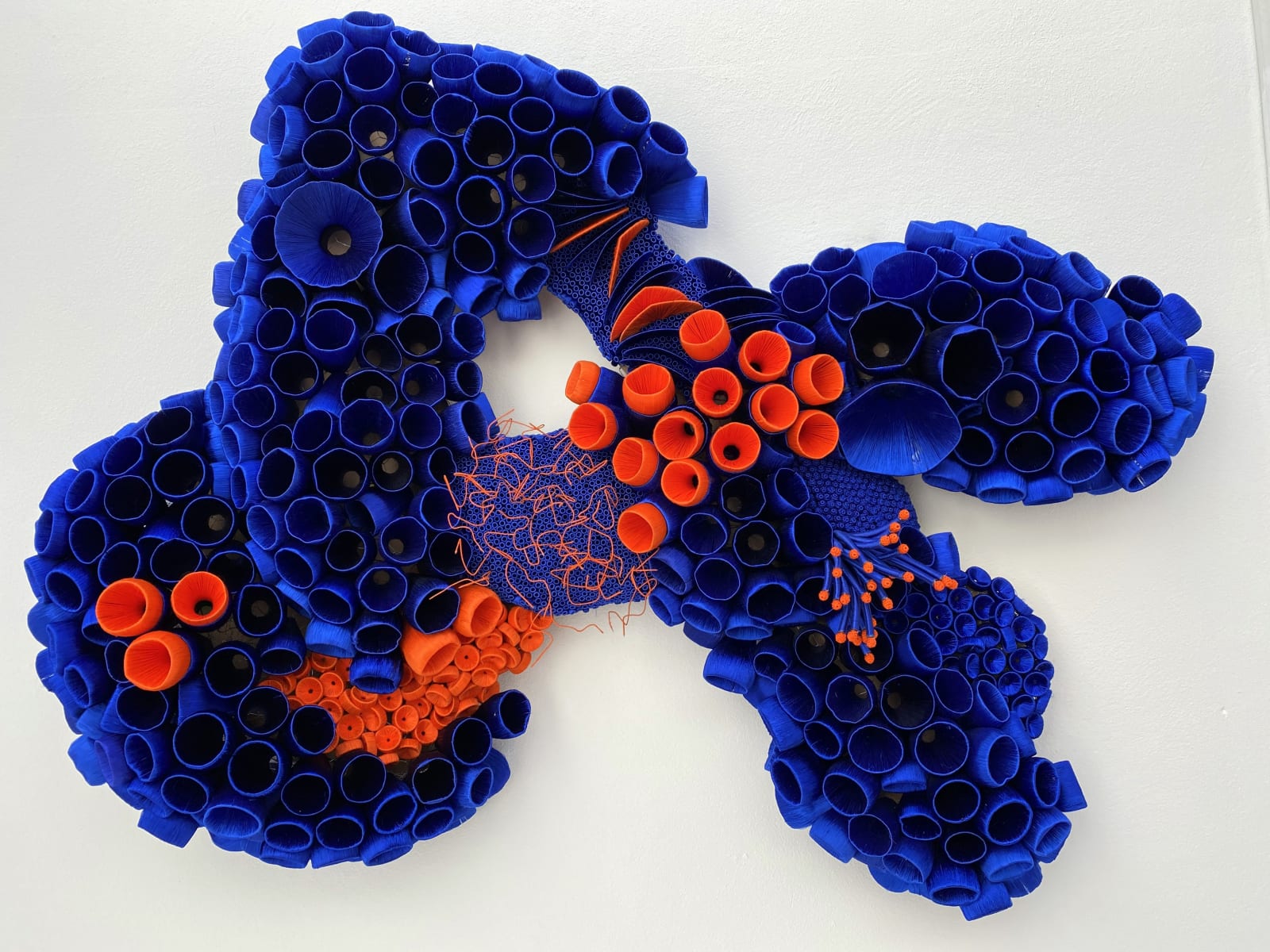 Ghizlane Sahli M.O.M.008, 2020 Fils de soie sur plastique et metal 110 x 152 x 32 cm (LOFT0662)