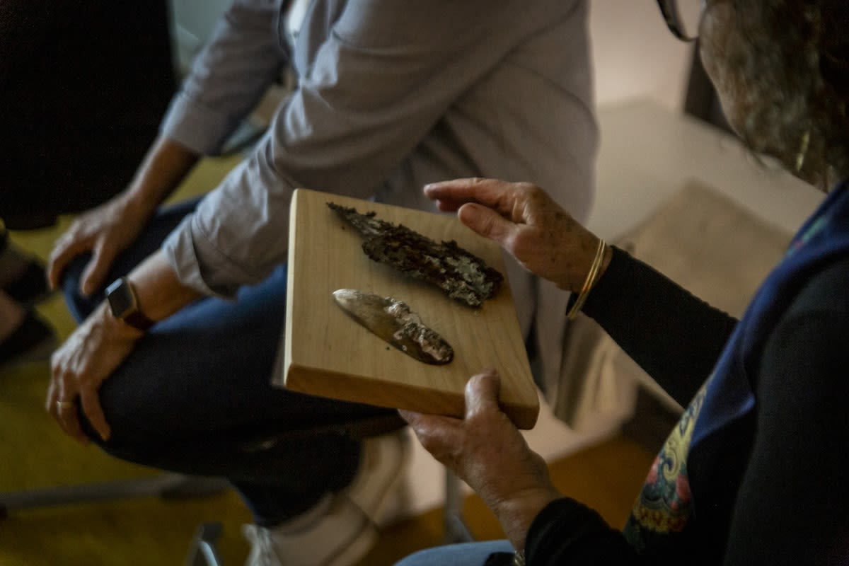 For touch, Kauri bark is placed together with mussel shells for a sensory immersion into a connection between the forest and the sea. This element of the installation refers to the story of Whale giving its skin to the Kauri.