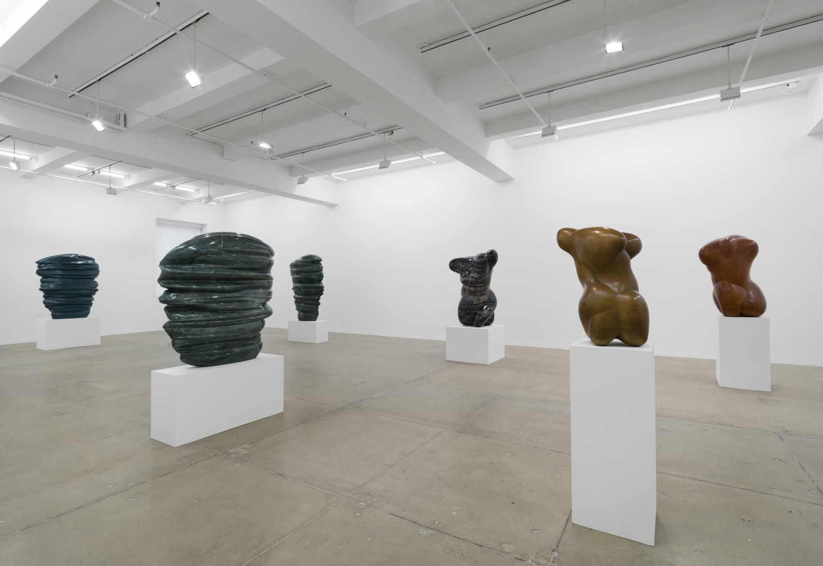 installation view, Tony Cragg sculptures, New York, 2022