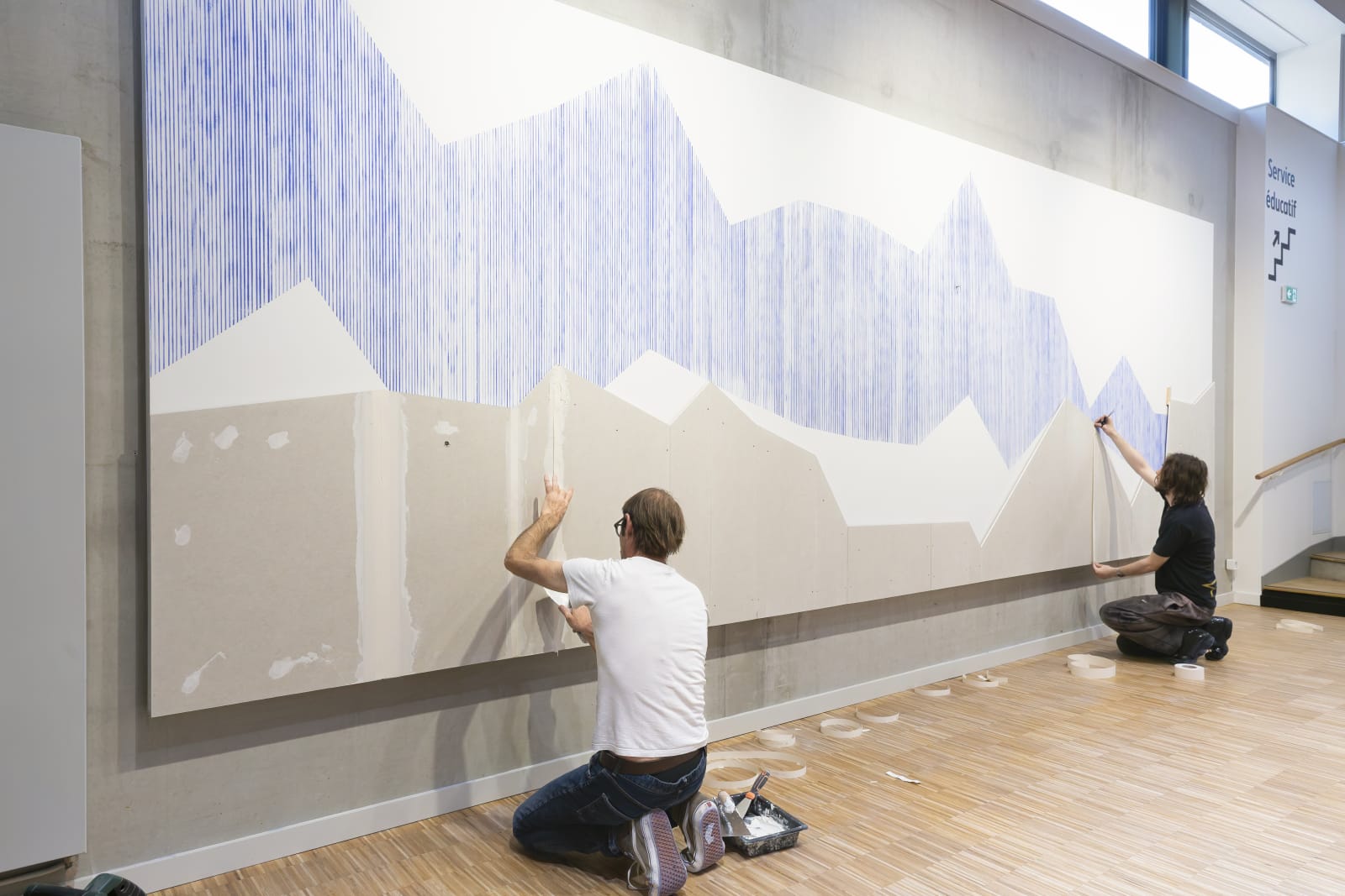Olivier Petiteau / Particules fines, Tour de France et fuite des Cerveaux, 225 x 650 cm Artothèque de Vitré Communauté / 28 septembre - 08 décembre 2024 (image du montage, septembre 2024)