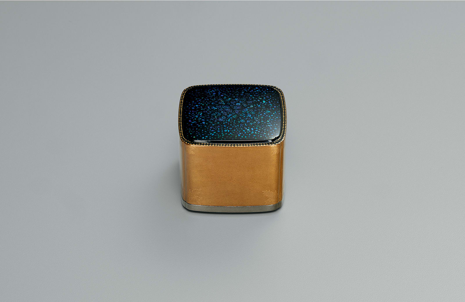 Ebata Toshio, Incense Container with Design in Kirigane and Raden, “Forbearance Grass (Davallia mariesii)” , 2021