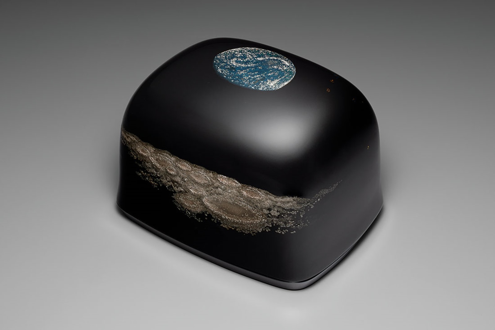 Onihira Keiji, Box with Design in Maki-e, “Travel To The Moon
