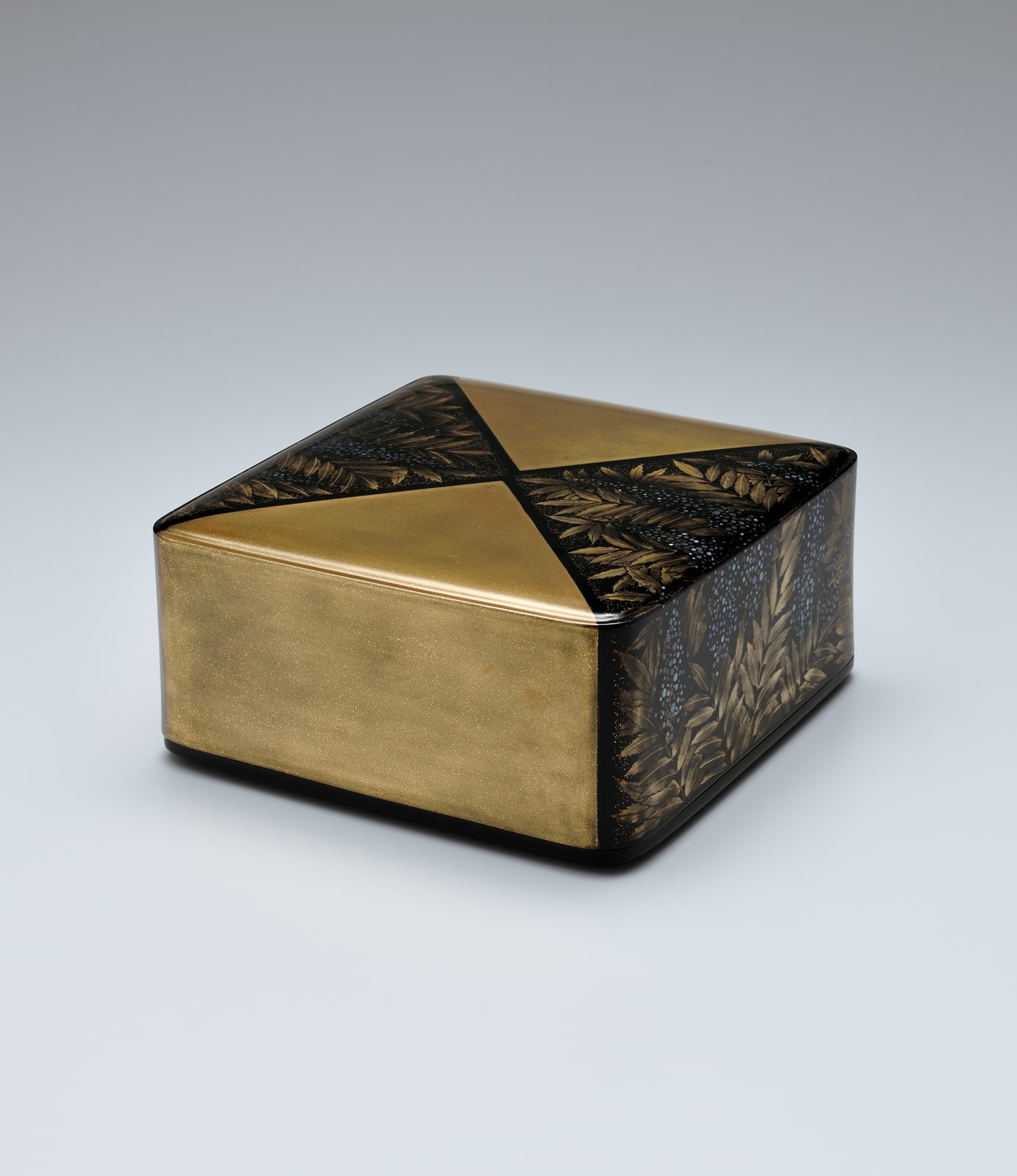 Urade Katsuhiko, Kanshitsu Box with Design in Maki-e, “Early Summer”, 2017