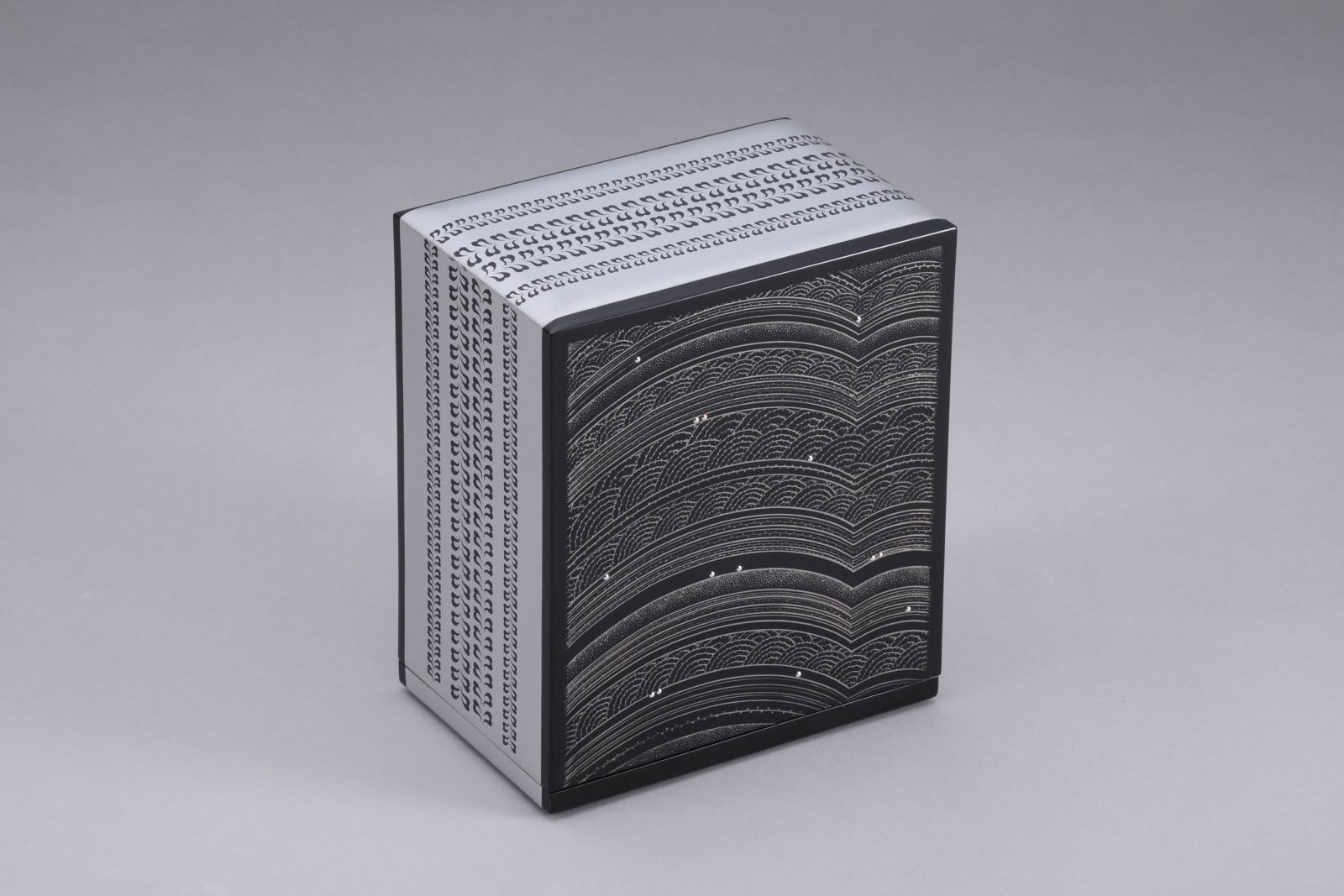 Mizushiri Seiho, Box with Design in Chinkin and Inlay, “Waves”, 2024