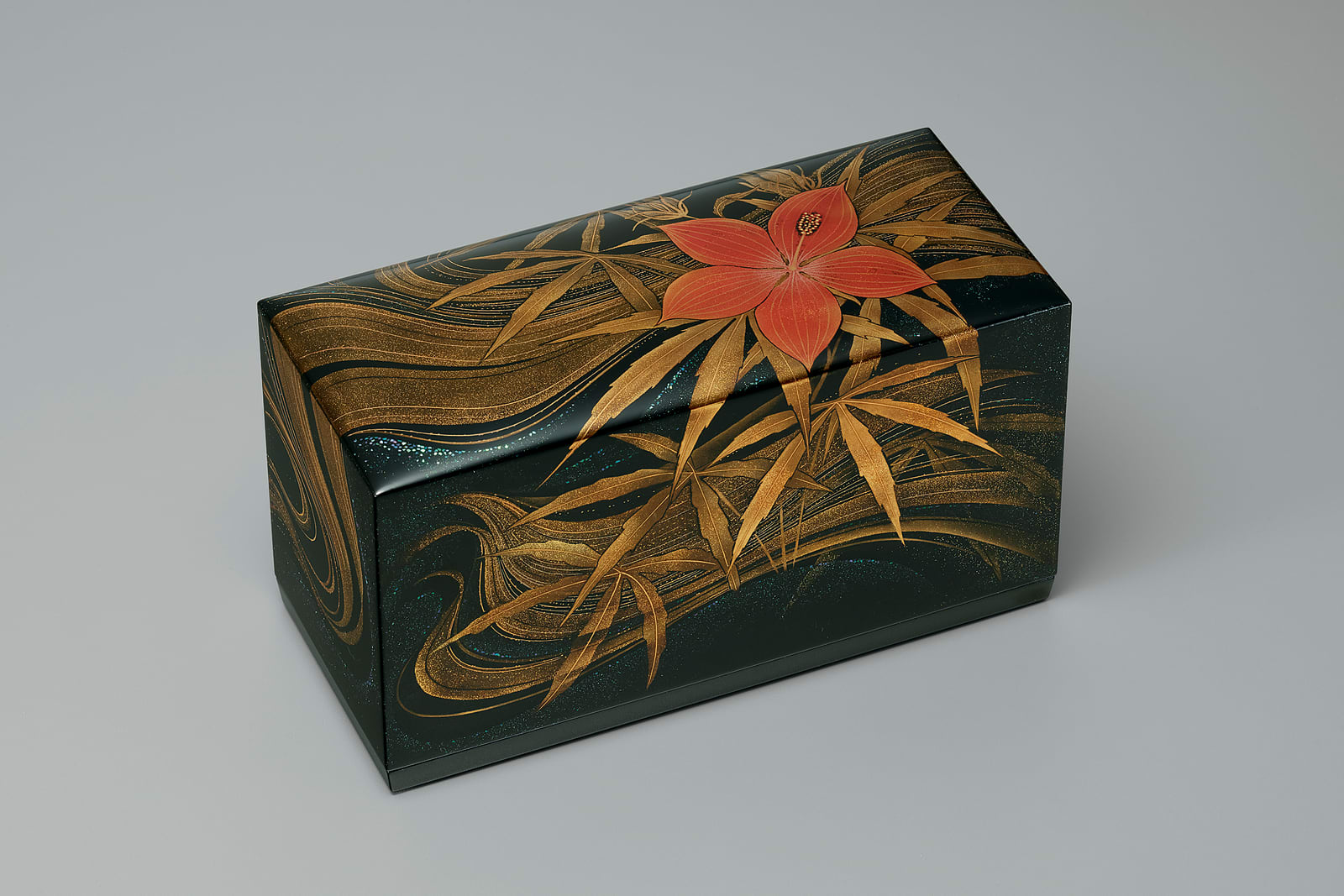 Urade Katsuhiko, Box with Design in Maki-e, “Scarlet Rosemallow”, 2021