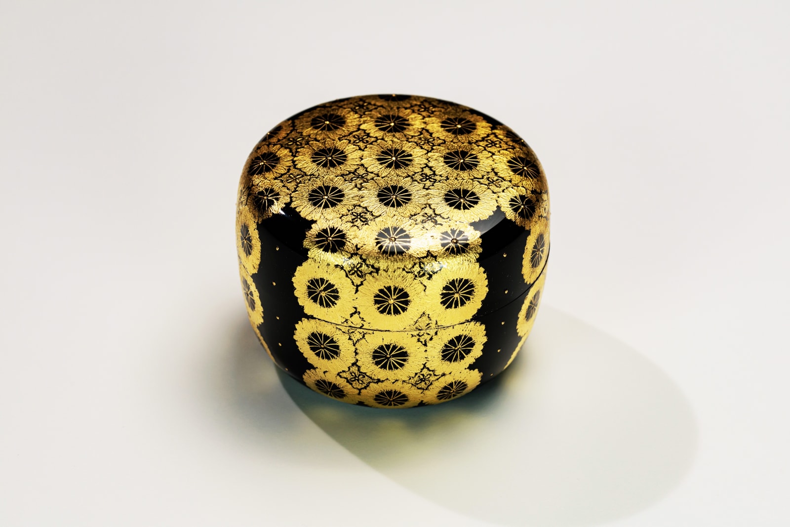 Mae Fumio, Squat Tea Caddy with Design in Chinkin, “Chrysanthemum Dew”, 2024