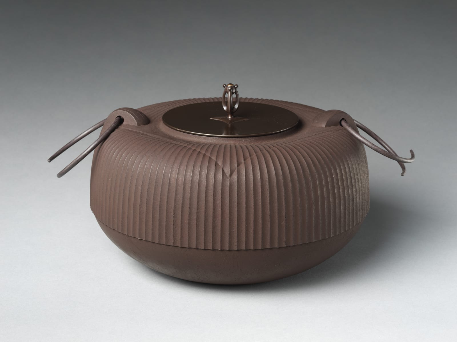 Hata Shunsai III (Japanese, born 1974). Kettle (Kama) with Stripes and Rhomboid Pattern, 2020. Reiwa period (2019–present). Iron and copper. H. 7 1/4 (18.4 cm); Diam. 11 1/8 in. (28.3 cm). The Metropolitan Museum of art, Gift of Hayashi Kaoru, in celebration of the Museum’s 150th Anniversary, 2020 (2020.76.8a– d). Image © Hata Shunsai III
