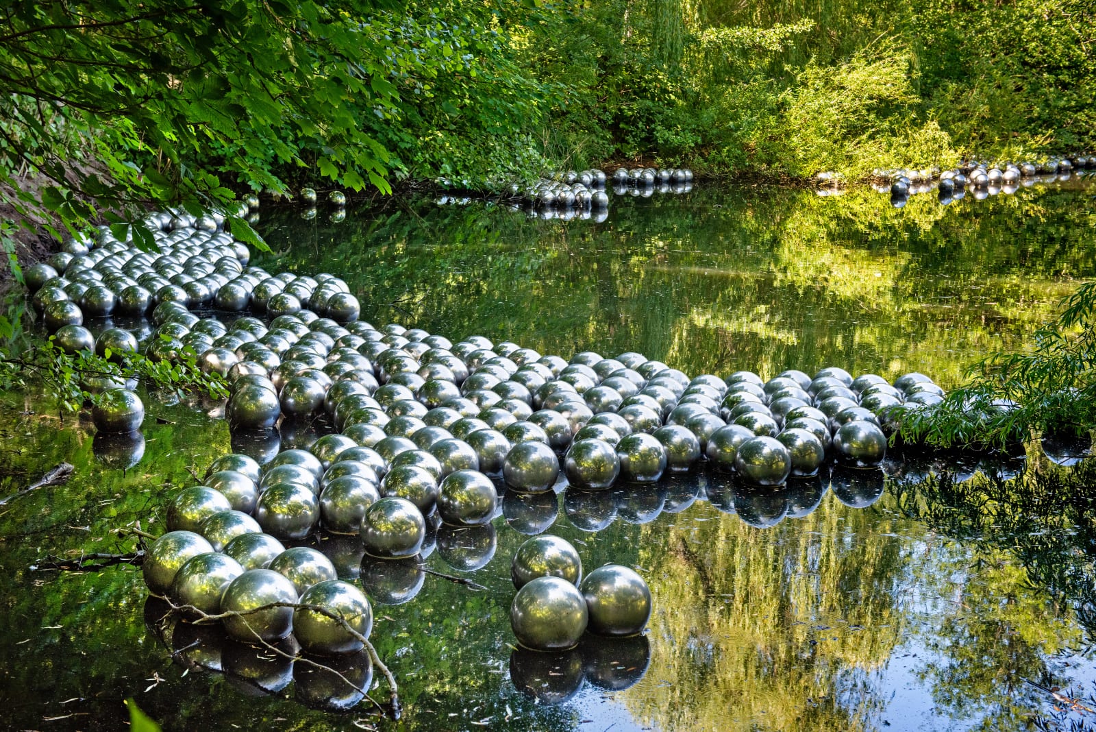 Narcissus Garden, 1966/2020 Installation view, Louisiana Museum of Modern Art Stainless steel spheres Courtesy Ota Fine Arts, David Zwirner and Victoria Miro Louisiana Museum of Modern Art / Photo: Kim Hansen © YAYOI KUSAMA