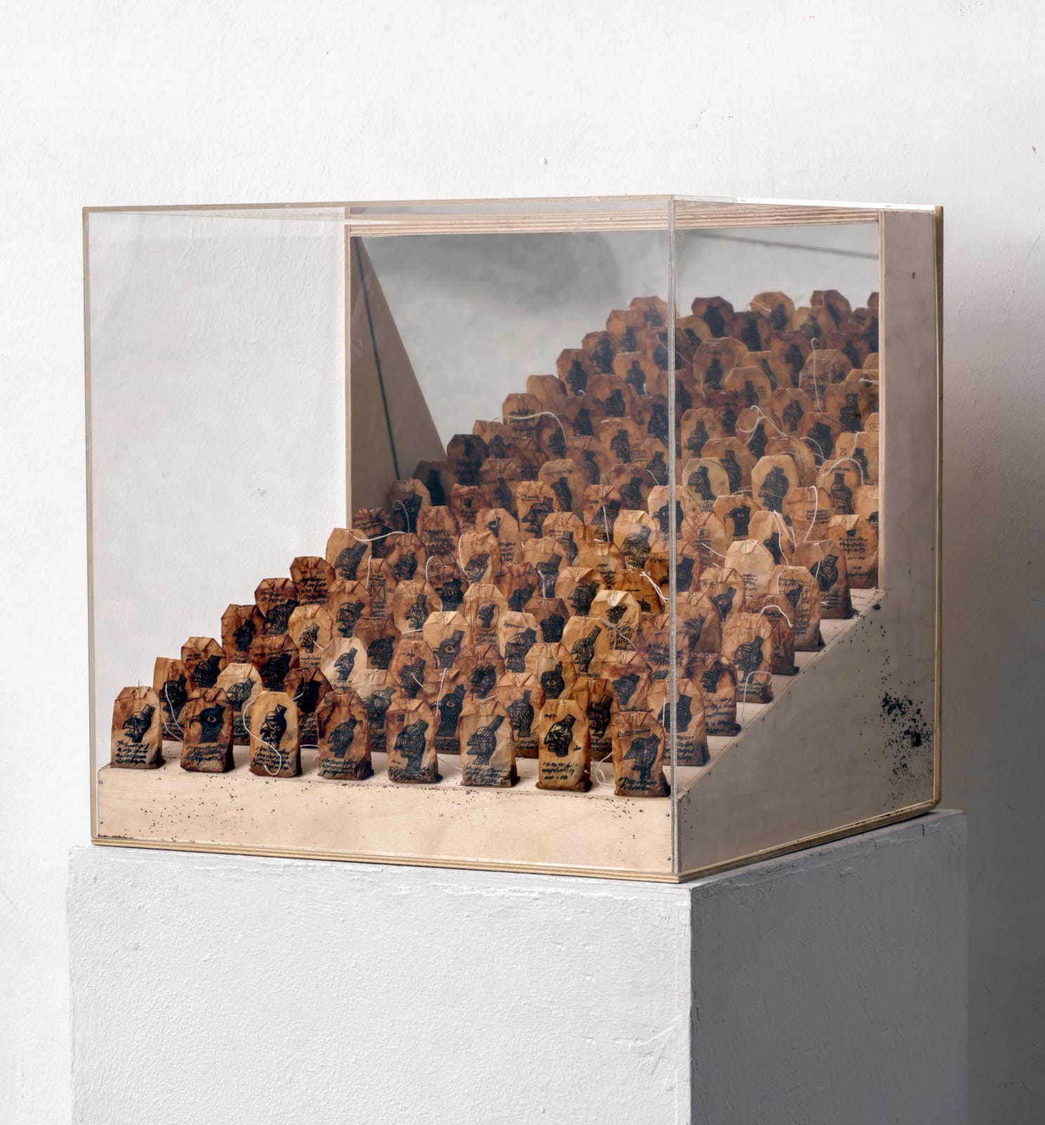 Алекасандр Бродский | Alexander Brodskiy Без названия (72 чайных пакетика) | Untitled (72 tea bags), 1991