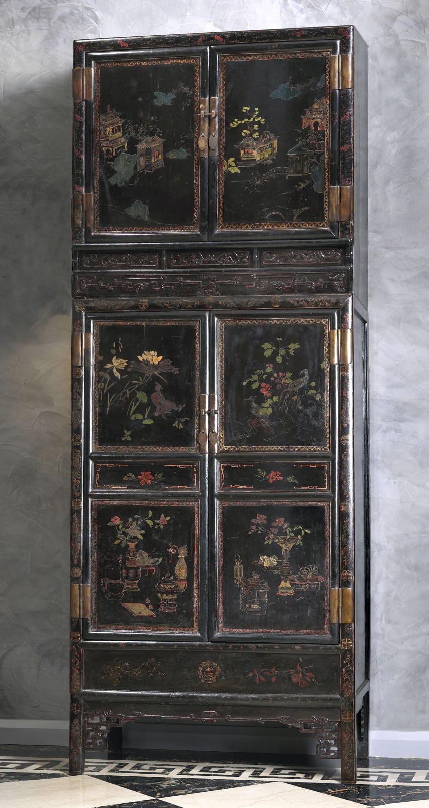 Unknown, A pair of late Kangxi dynasty Imperial Chinese cabinets and hat chests, Chinese, early seventeenth century late Kangxi Dynasty (reigned 1662-1722)