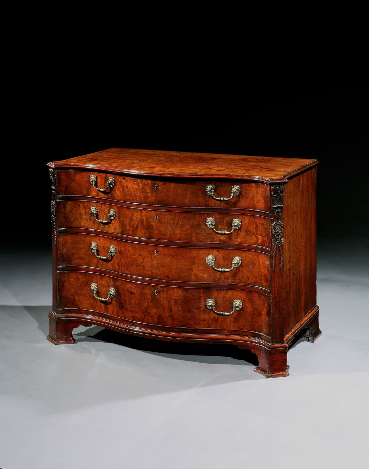 AN IMPORTANT GEORGE III MAHOGANY SERPENTINE COMMODE, ENGLISH, CIRCA 1765