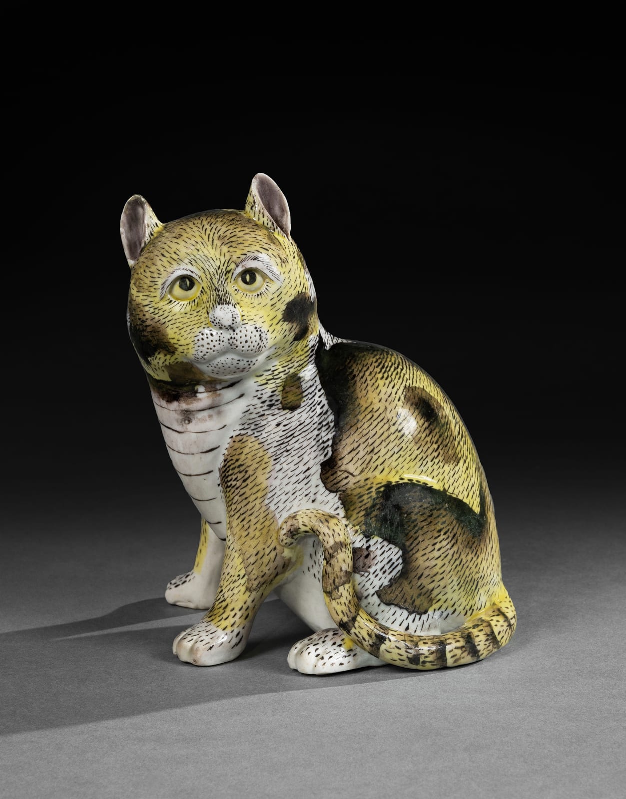 A CHINESE EXPORT PORCELAIN FIGURE OF A CAT, CHINA. C. 1750 - 60