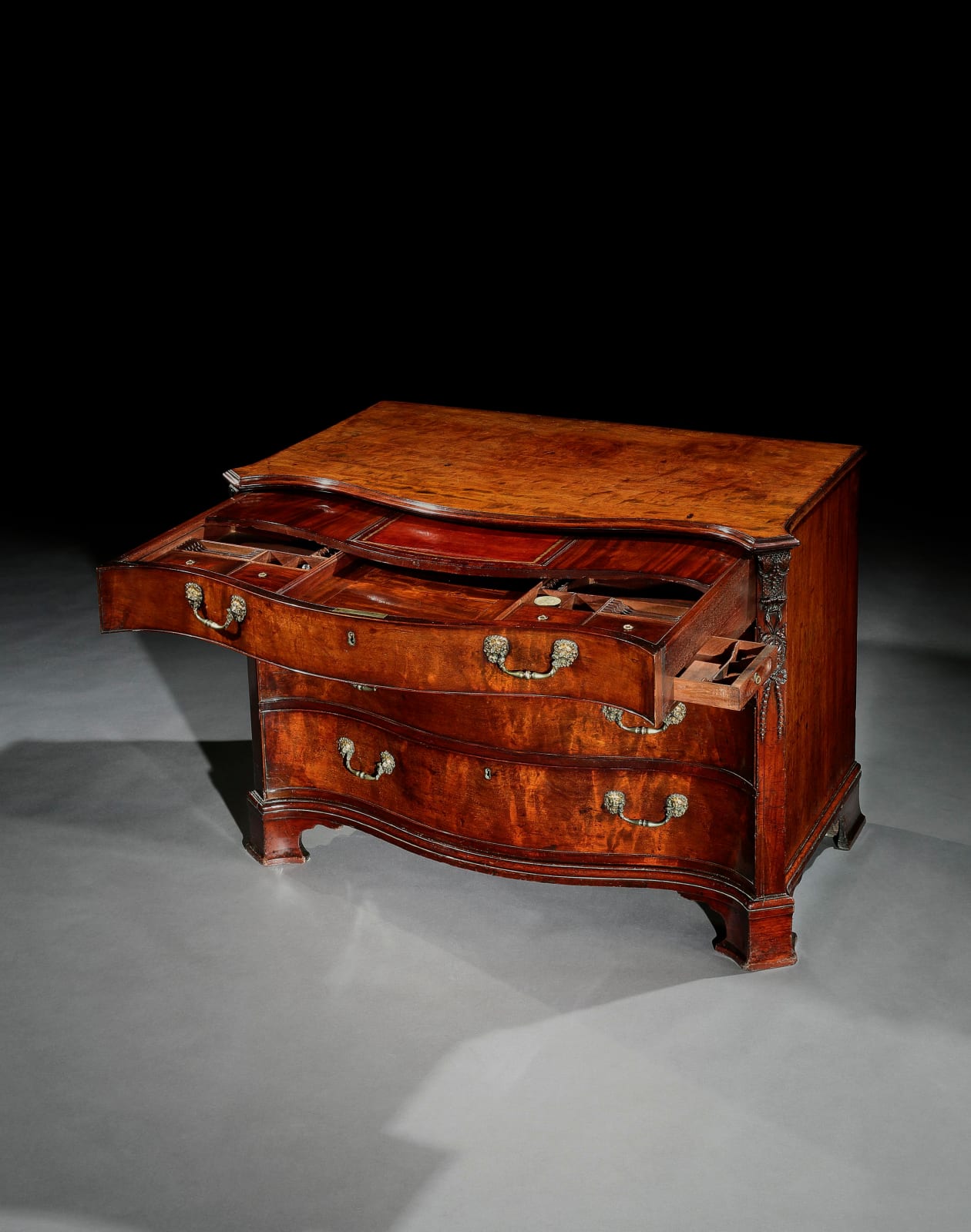 AN IMPORTANT GEORGE III MAHOGANY SERPENTINE COMMODE, ENGLISH, CIRCA 1765