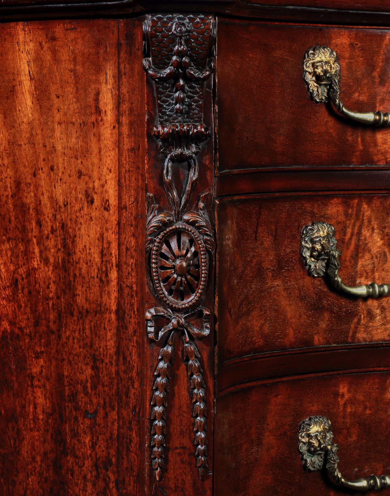 AN IMPORTANT GEORGE III MAHOGANY SERPENTINE COMMODE, ENGLISH, CIRCA 1765