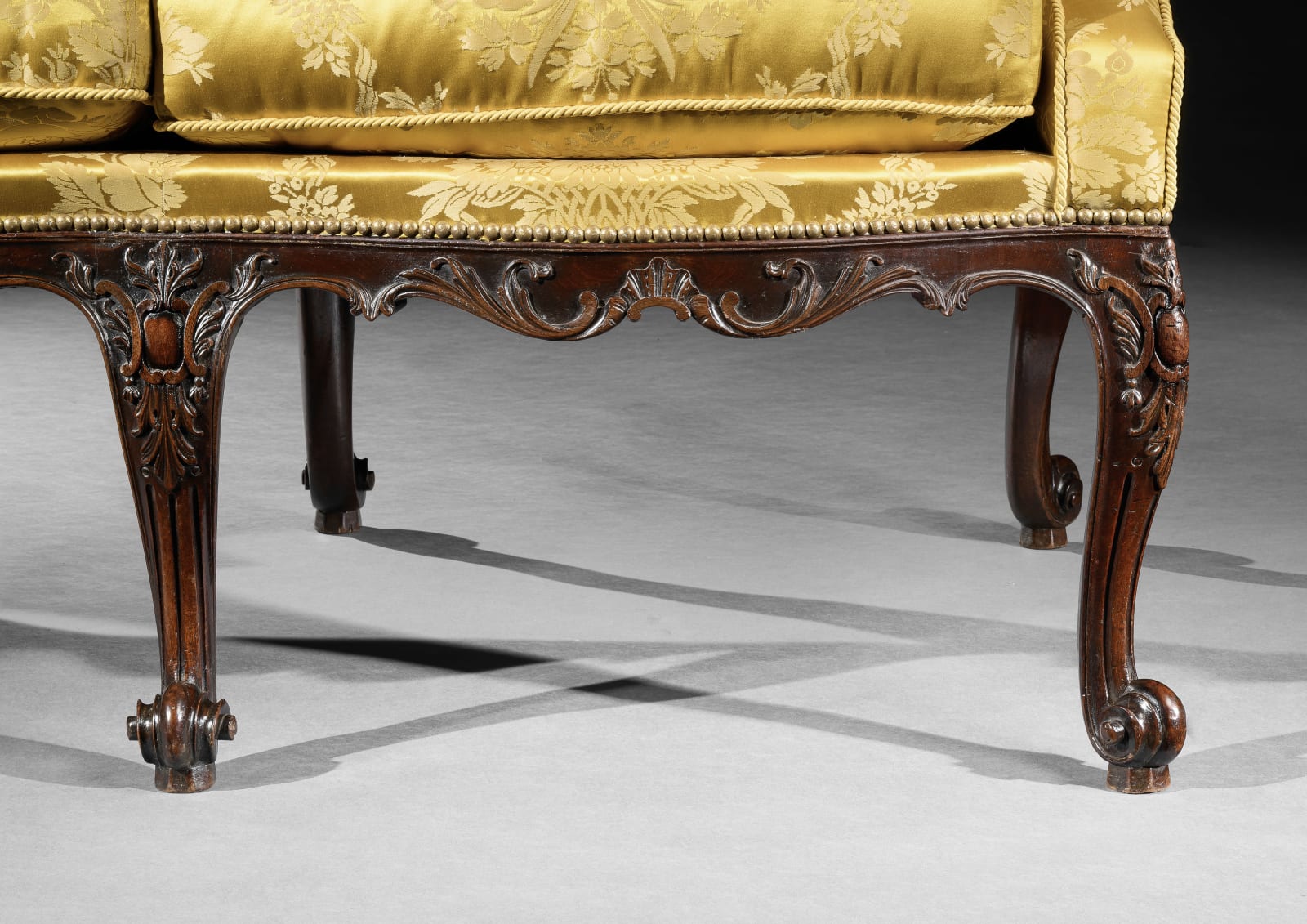 A GEORGE II MAHOGANY SETTEE ATTRIBUTED TO PAUL SAUNDERS, ENGLISH, CIRCA 1755 - 60