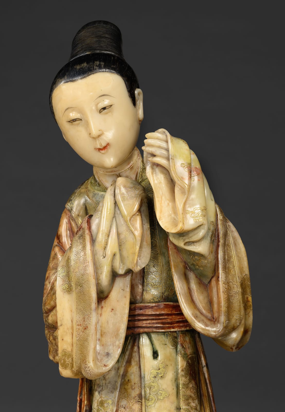 A PAIR OF CARVED SOAPSTONE FIGURES OF A MANDARIN AND FEMALE ATTENDANT, CHINESE, QING DYNASTY, KANGXI PERIOD (1662-1722)