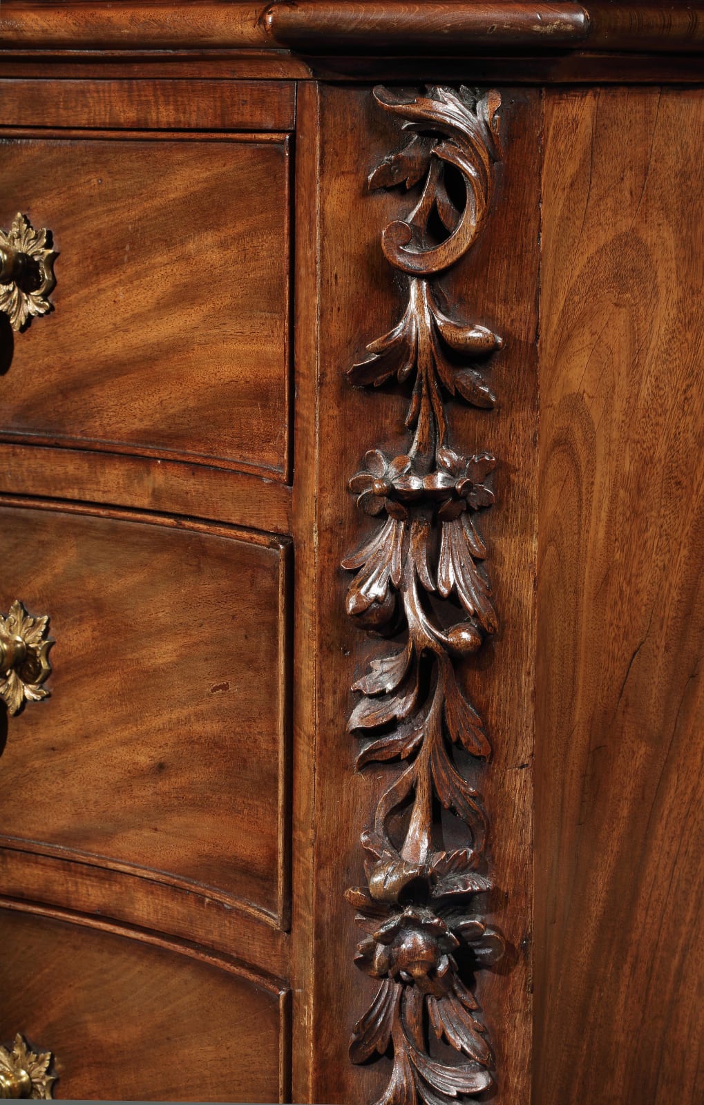 A GEORGE II MAHOGANY SERPENTINE CHEST OF DRAWERS, English, circa 1755