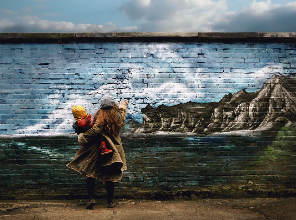Hannah Starkey photograph