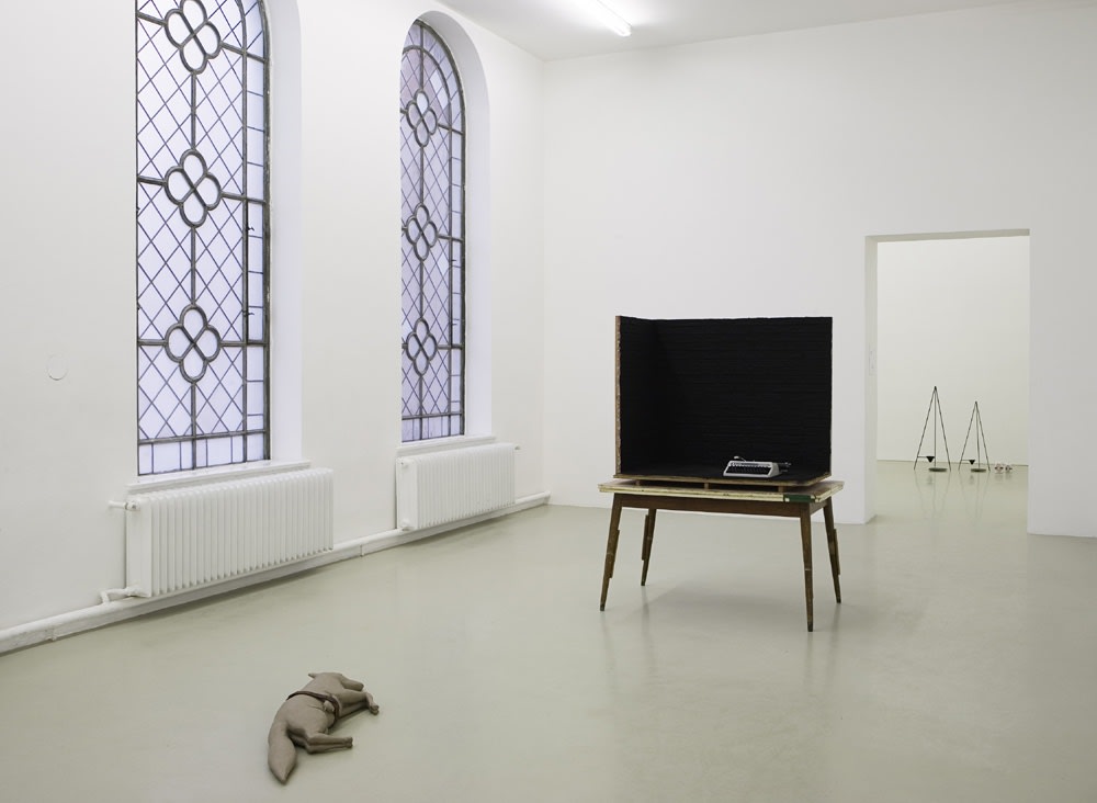 image of Mark Manders installation of sculptures